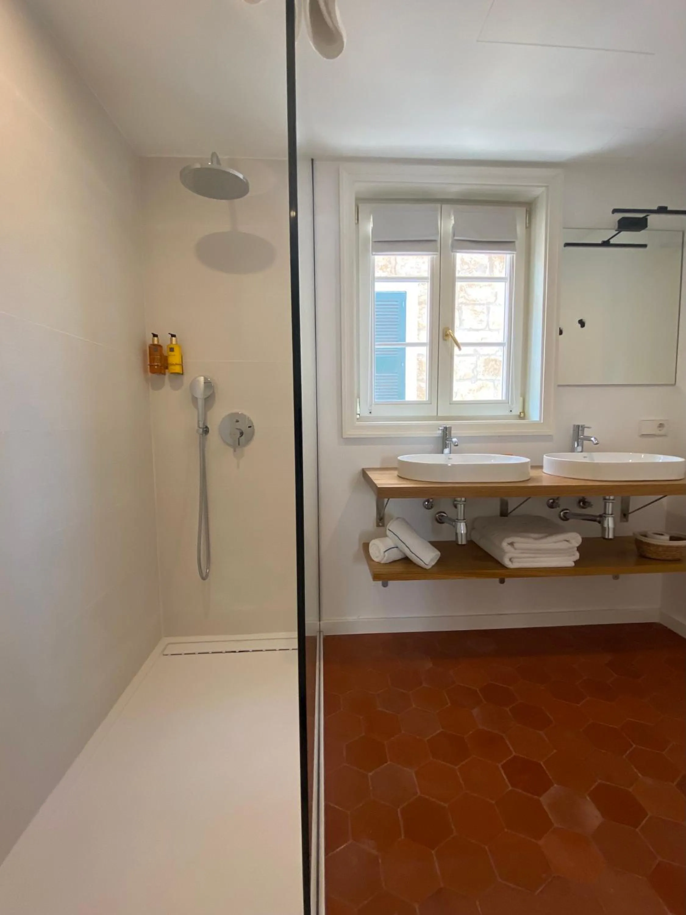 Shower in Hotel Maïa