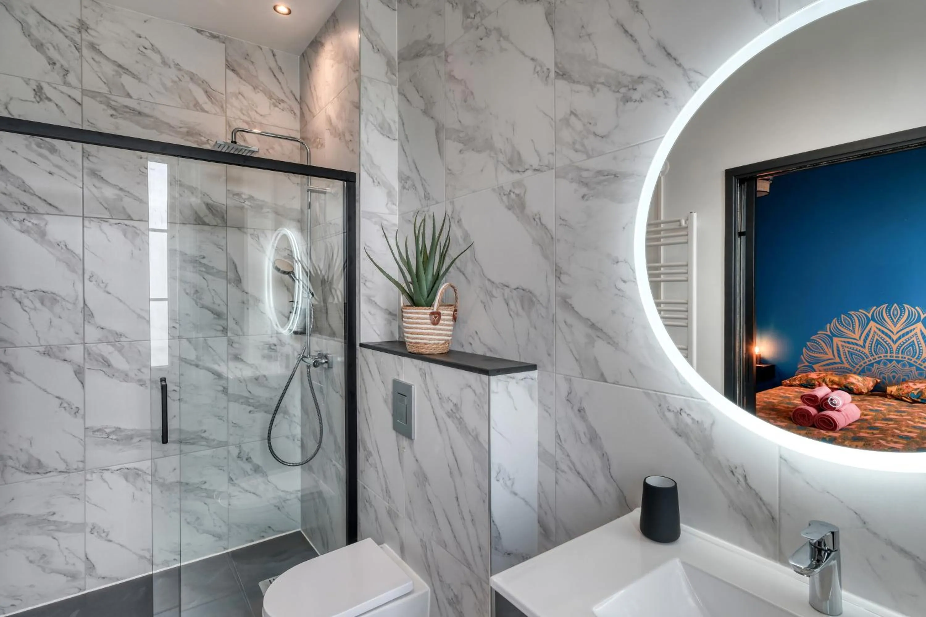 Shower in Superbe 2 pièces avec Jacuzzi privatif face Gare Proche Cathédrale