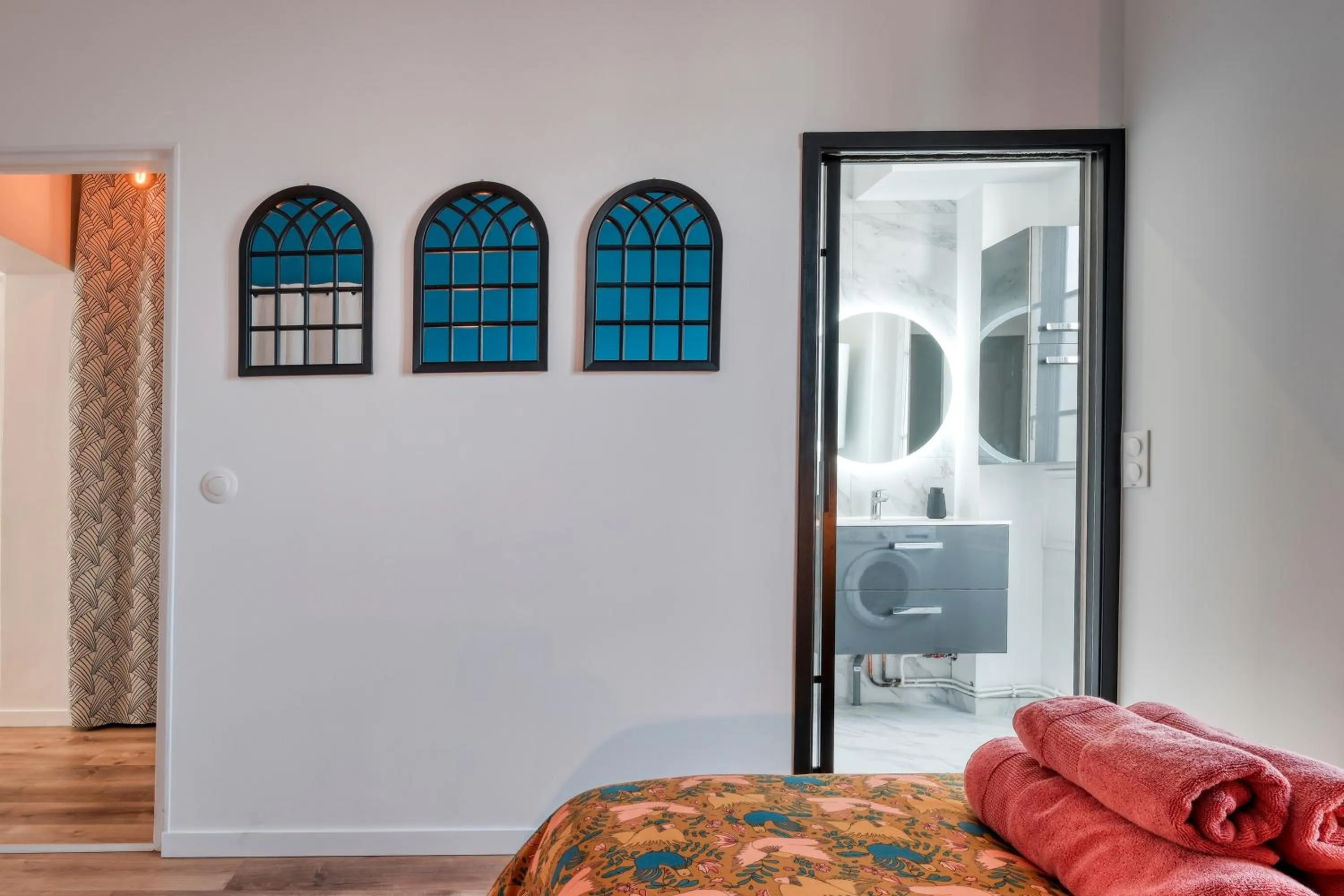 Shower, Bed in Superbe 2 pièces avec Jacuzzi privatif face Gare Proche Cathédrale