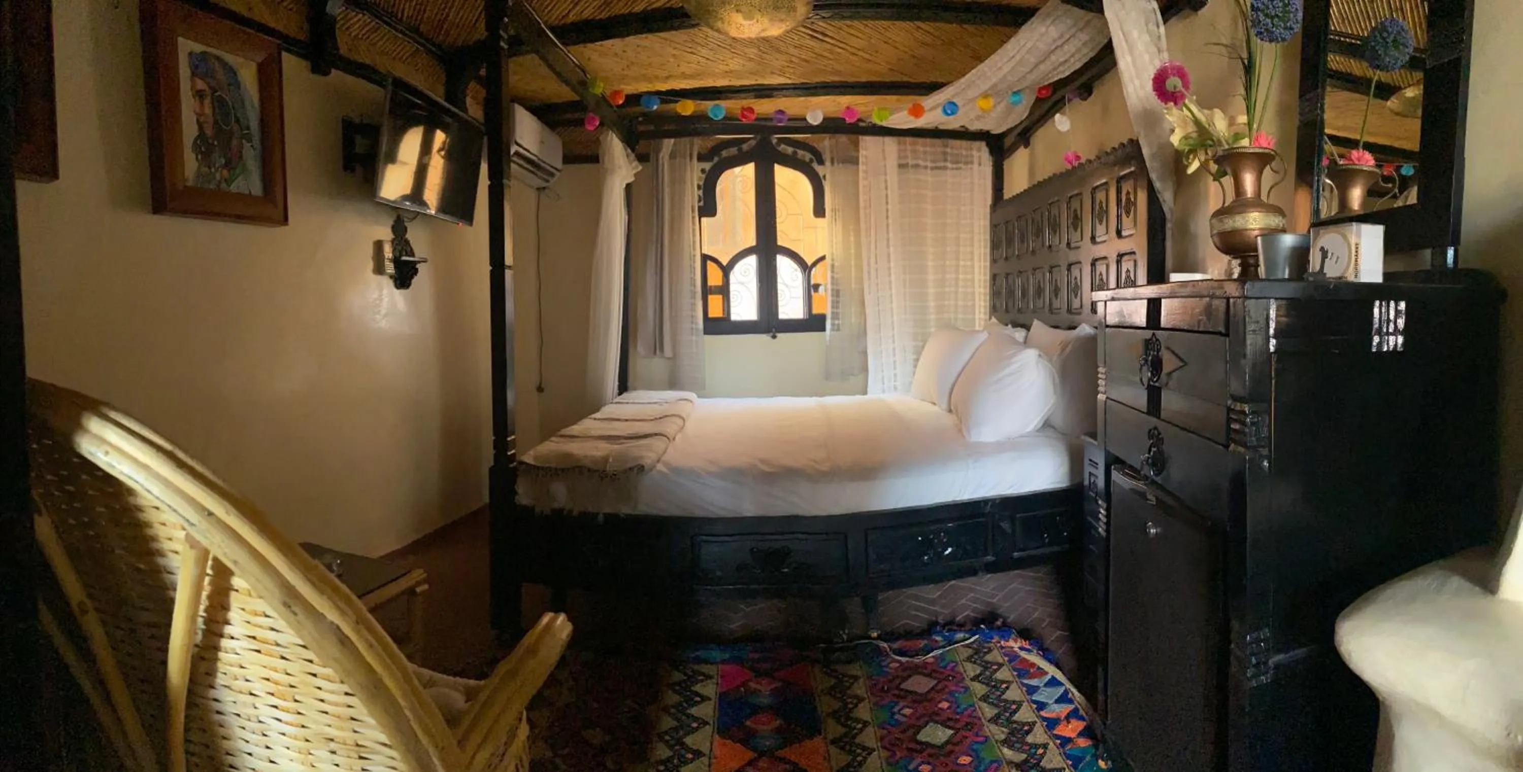Photo of the whole room, Bed in Riad Azurite
