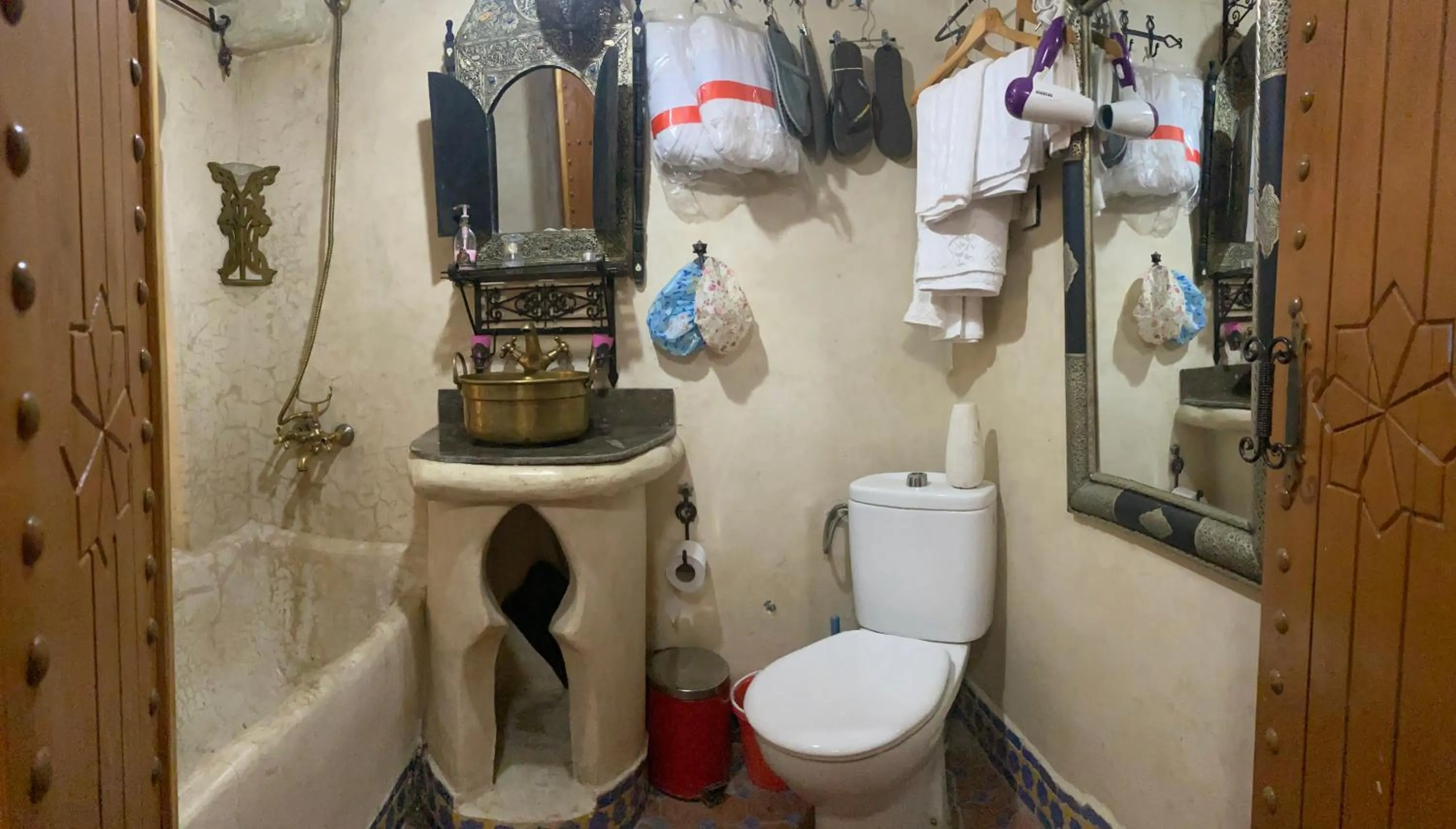 Shower in Riad Azurite