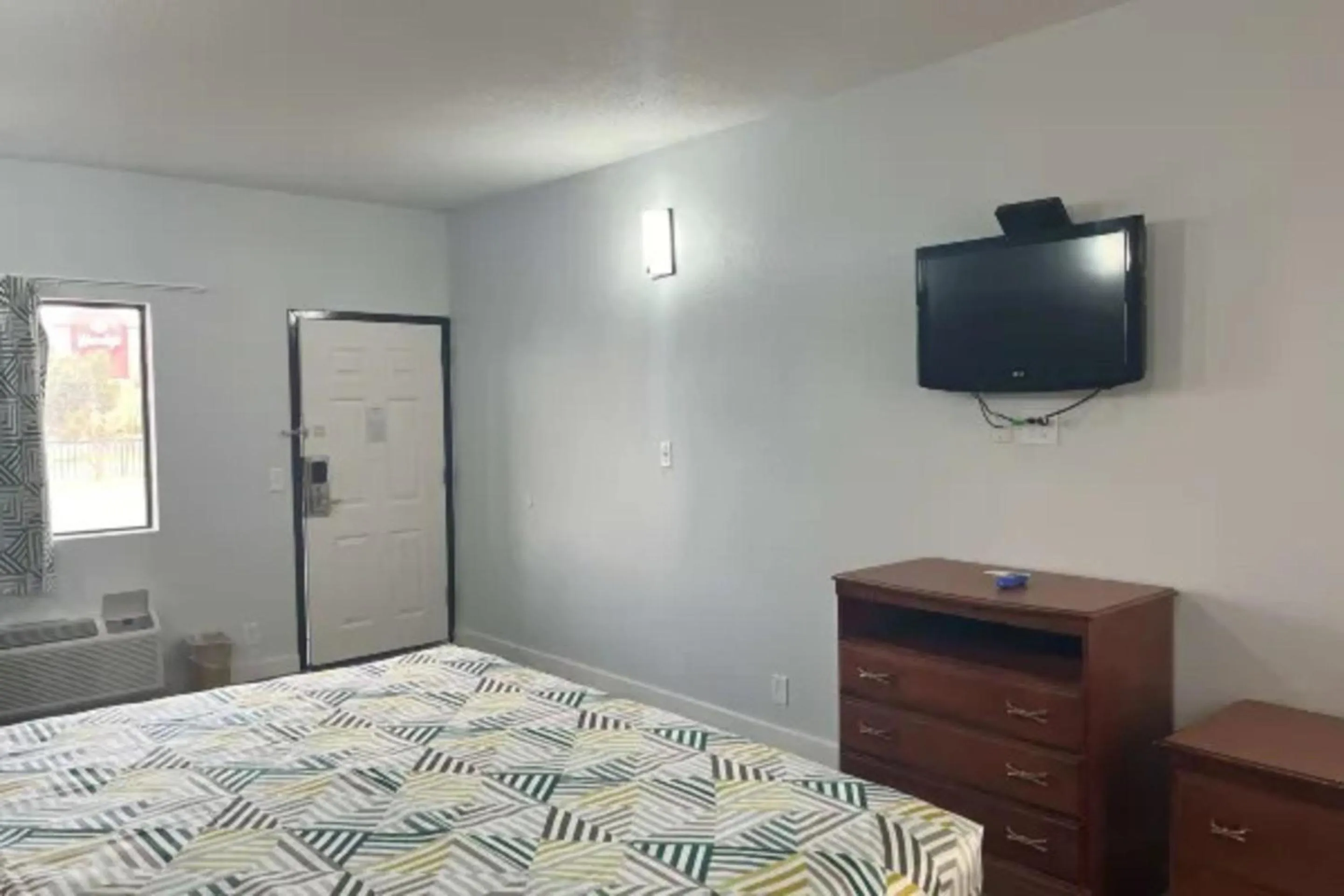 Bed in Motel 6 Cleveland, MS – Delta State University