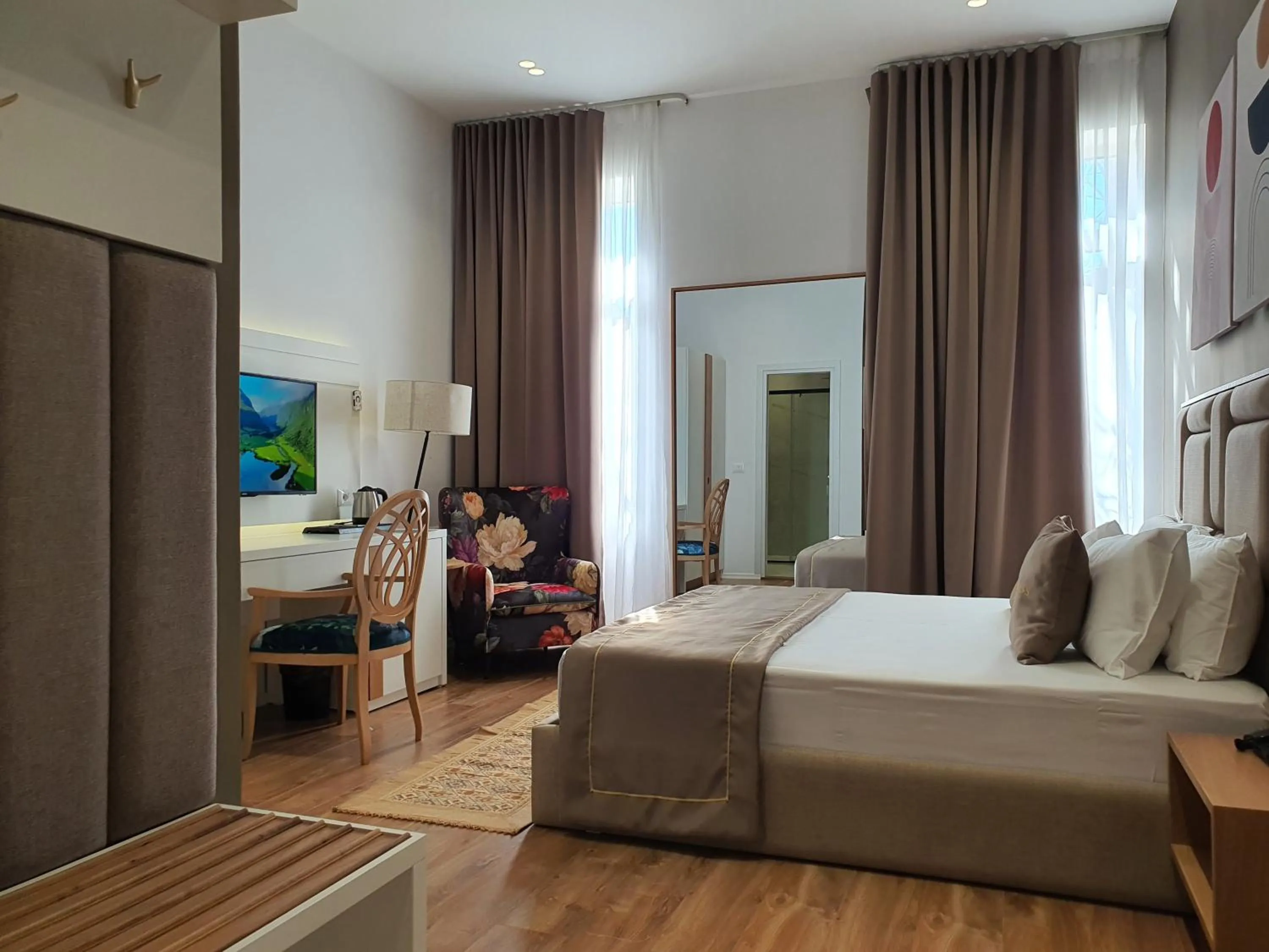 Photo of the whole room, Bed in HEIRESS Hotel