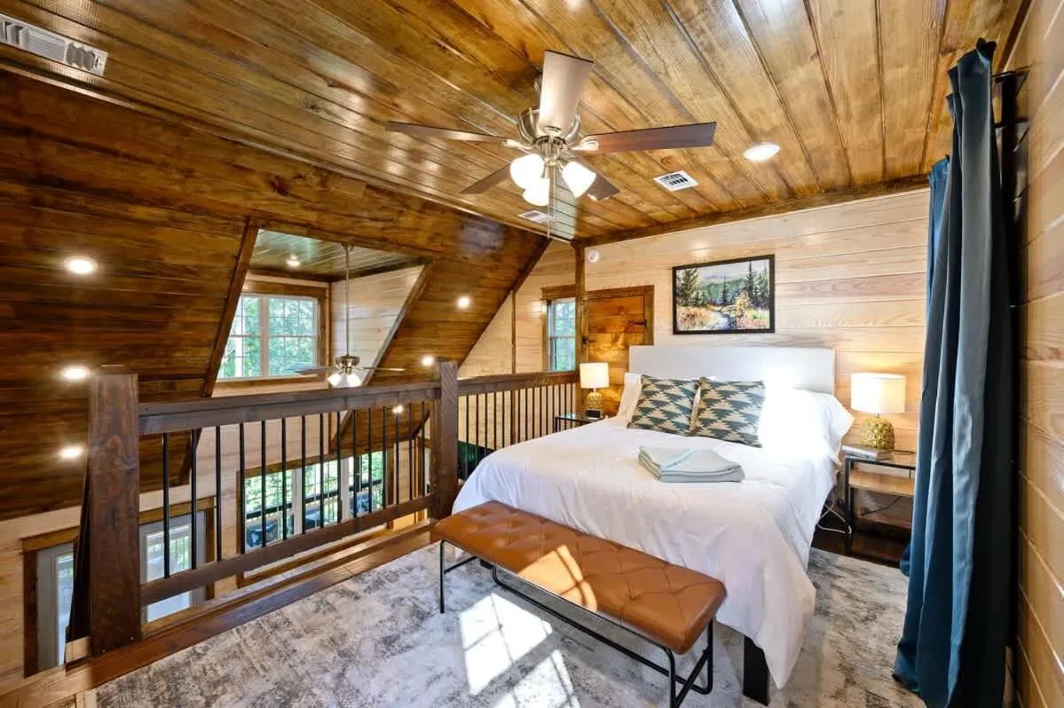 Family-friendly Broken Bow Cabin - Spa, Game Room
