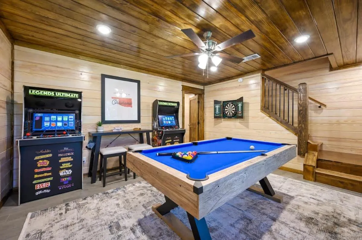 Family-friendly Broken Bow Cabin - Spa, Game Room