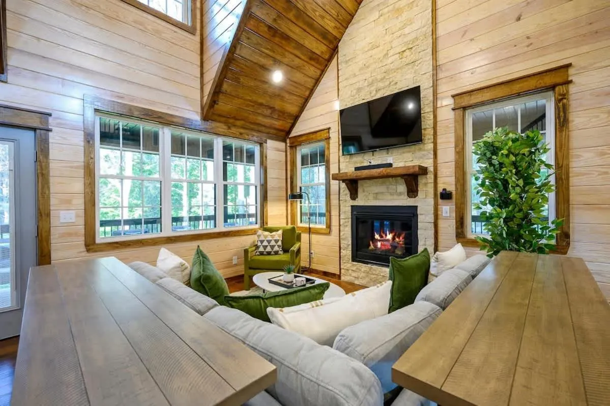 Family-friendly Broken Bow Cabin - Spa, Game Room