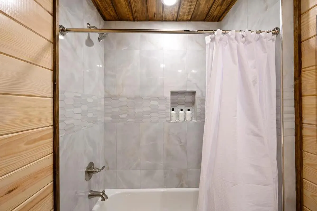 Family-friendly Broken Bow Cabin - Spa, Game Room