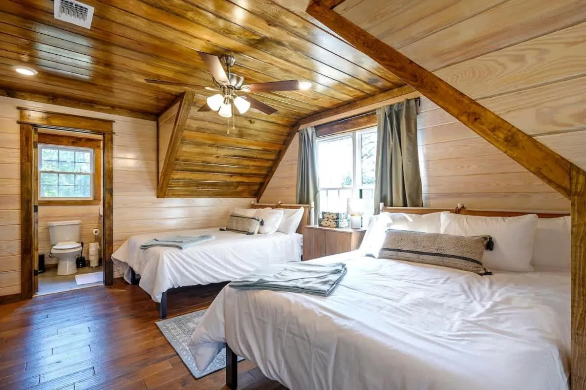 Family-friendly Broken Bow Cabin - Spa, Game Room