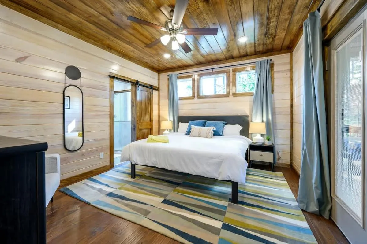 Family-friendly Broken Bow Cabin - Spa, Game Room