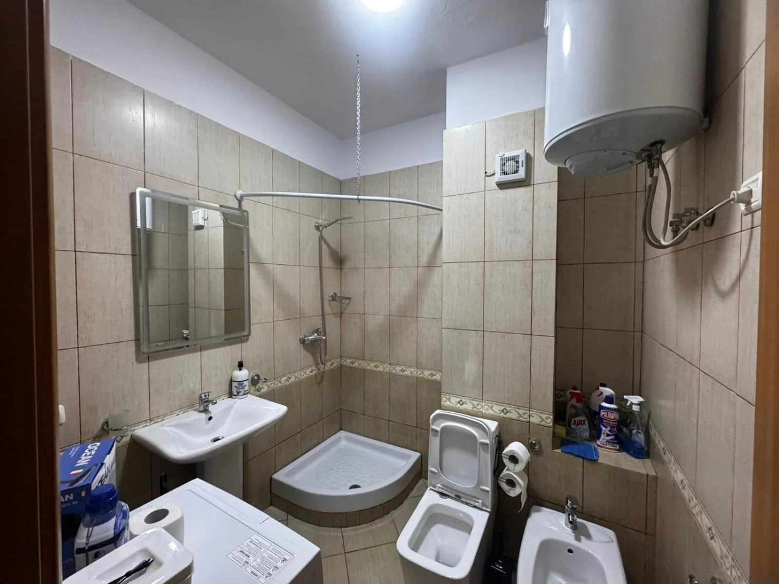 Shower in Boho Central Apartment