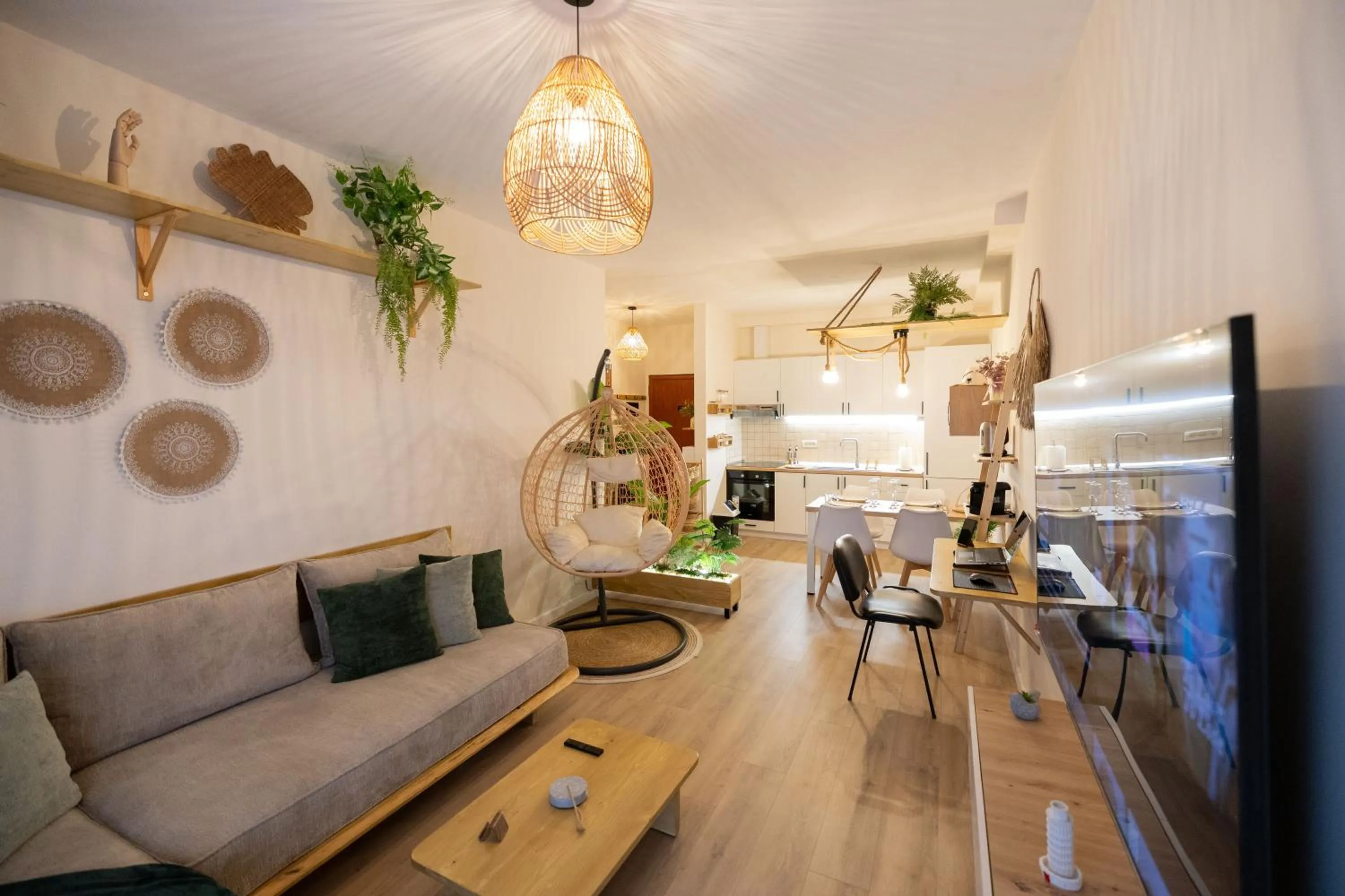 TV and multimedia in Boho Central Apartment