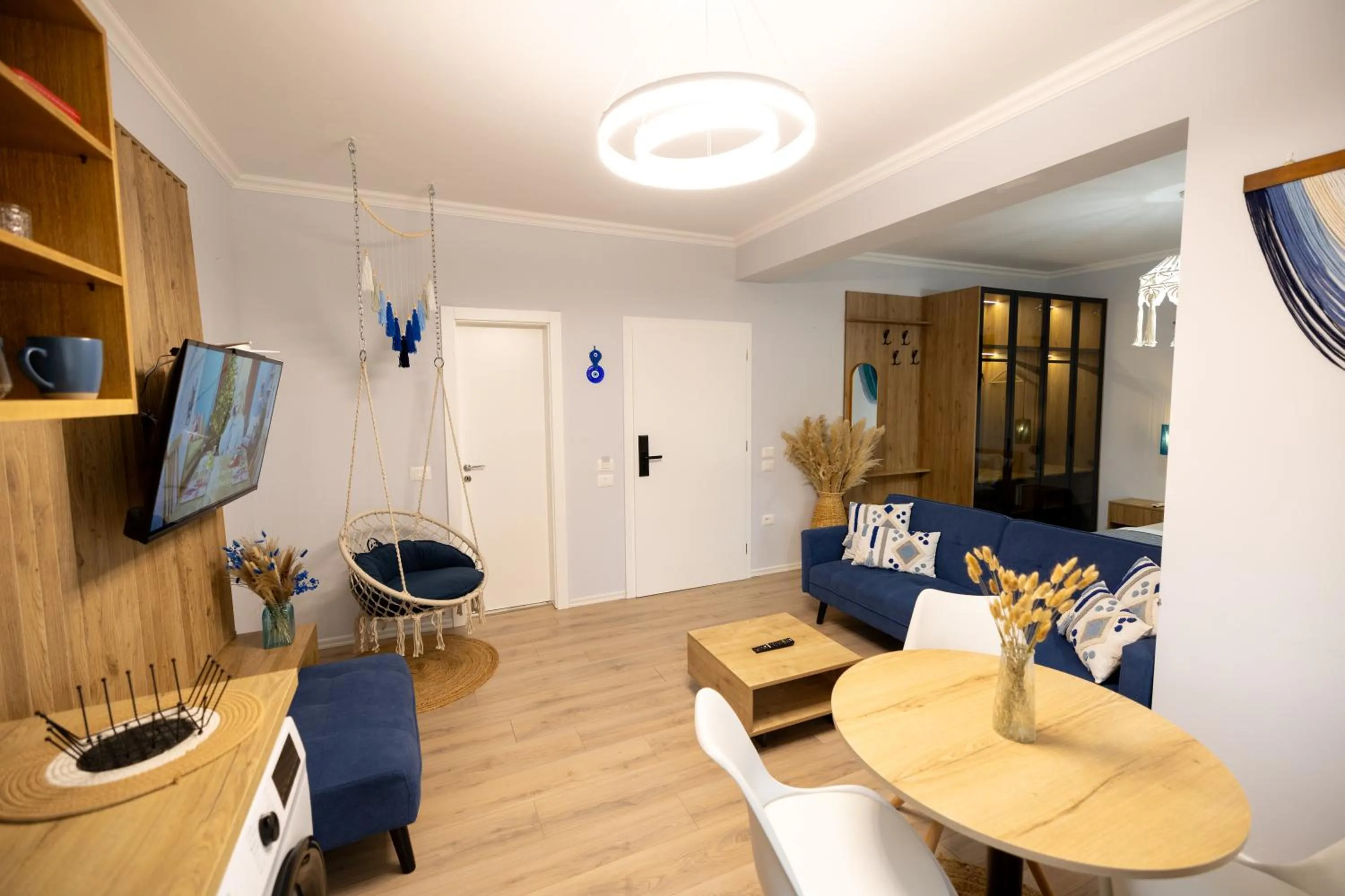 TV and multimedia in Boho Central Apartment