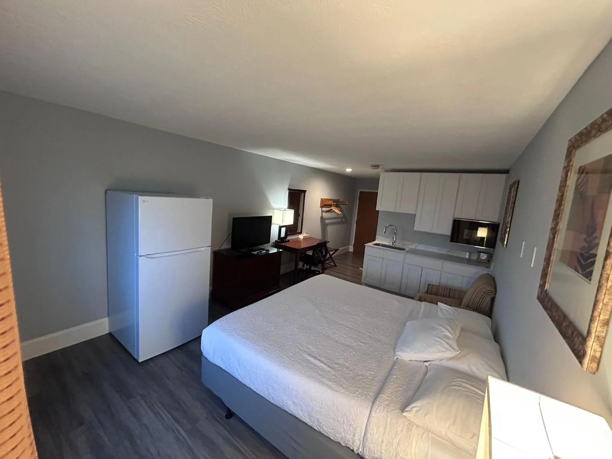 Kitchen or kitchenette, Bed in My Hometown Inn