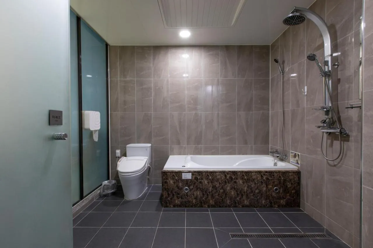 Shower in Incheon Pentastar Hotel