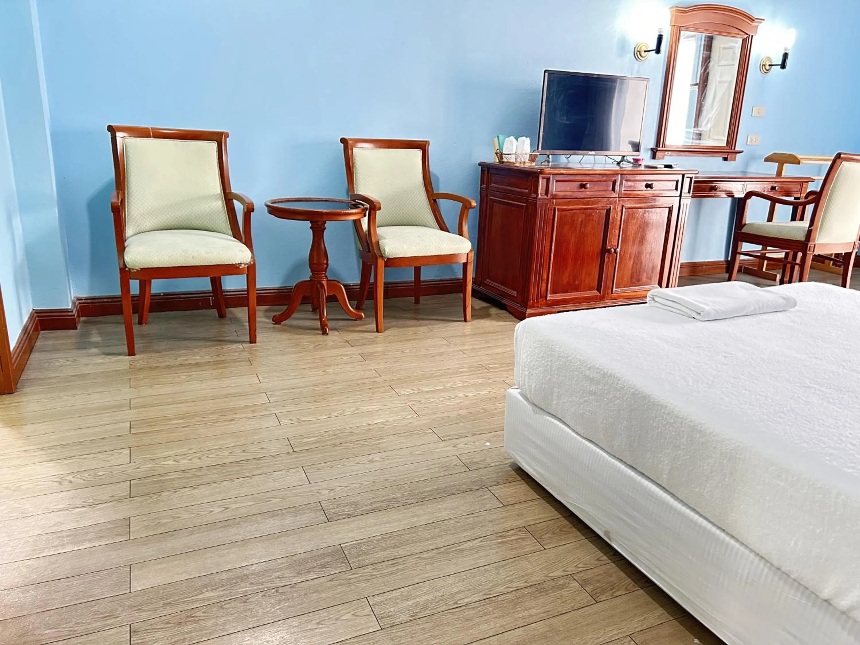 Communal lounge/ TV room, Bed in สถานตากอากาศบางปู สมุทปราการ Bang Pu Recreation Center Samut Prakan