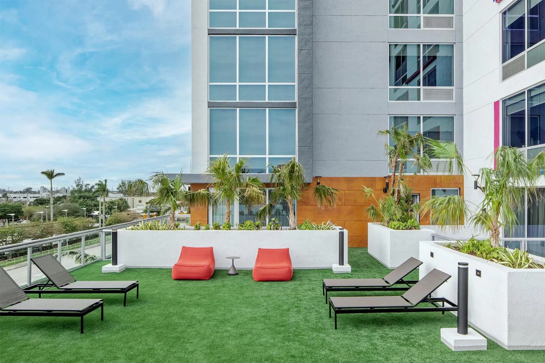 Patio in Aloft Fort Lauderdale Airport & Cruise Port