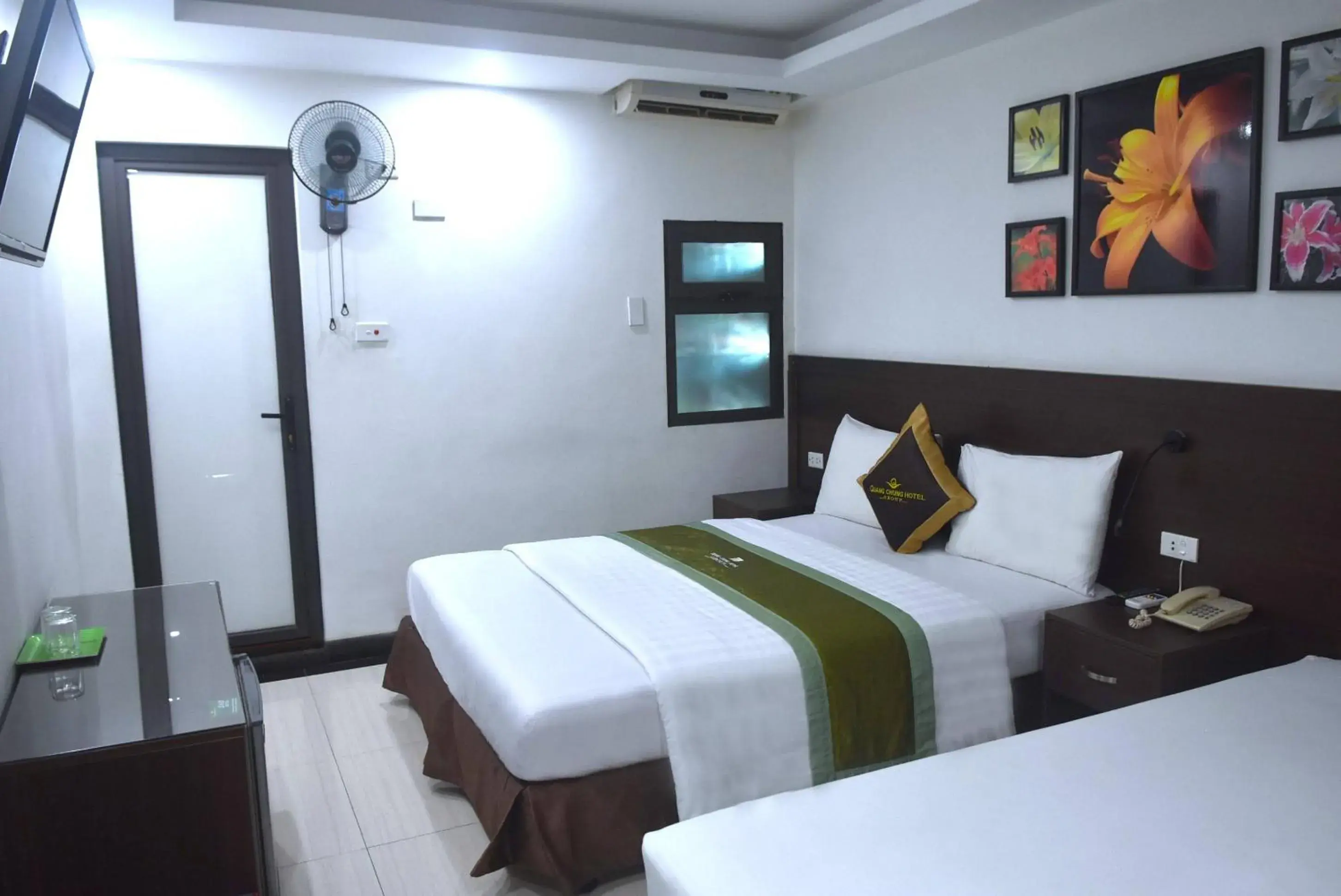 Triple Room with View in Sao Hotel Nguyen Ngoc Vu Triple Room with View in Sao Hotel Nguyen Ngoc Vu