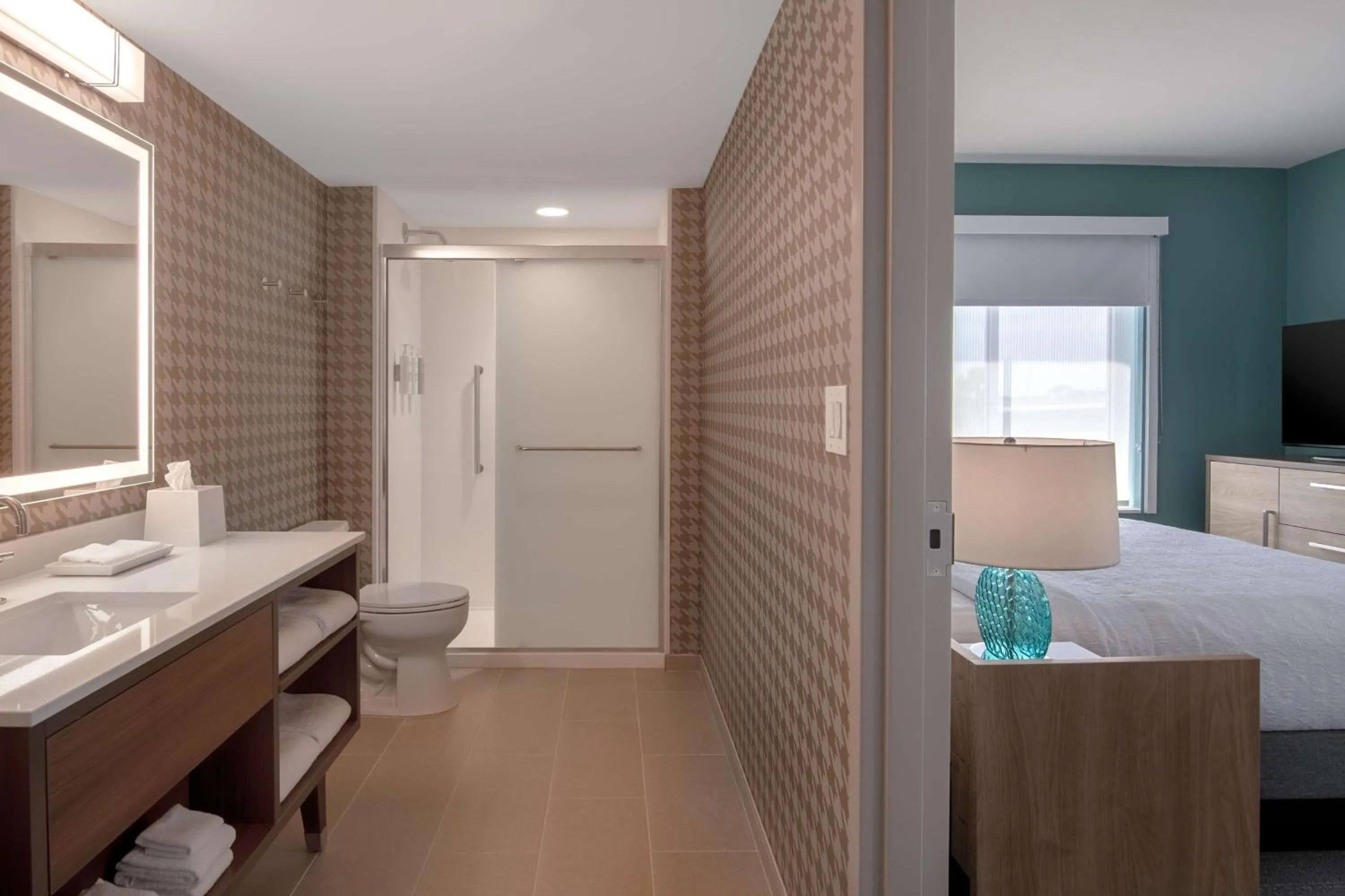 Bathroom, Bed in Home2 Suites By Hilton Jacksonville Downtown