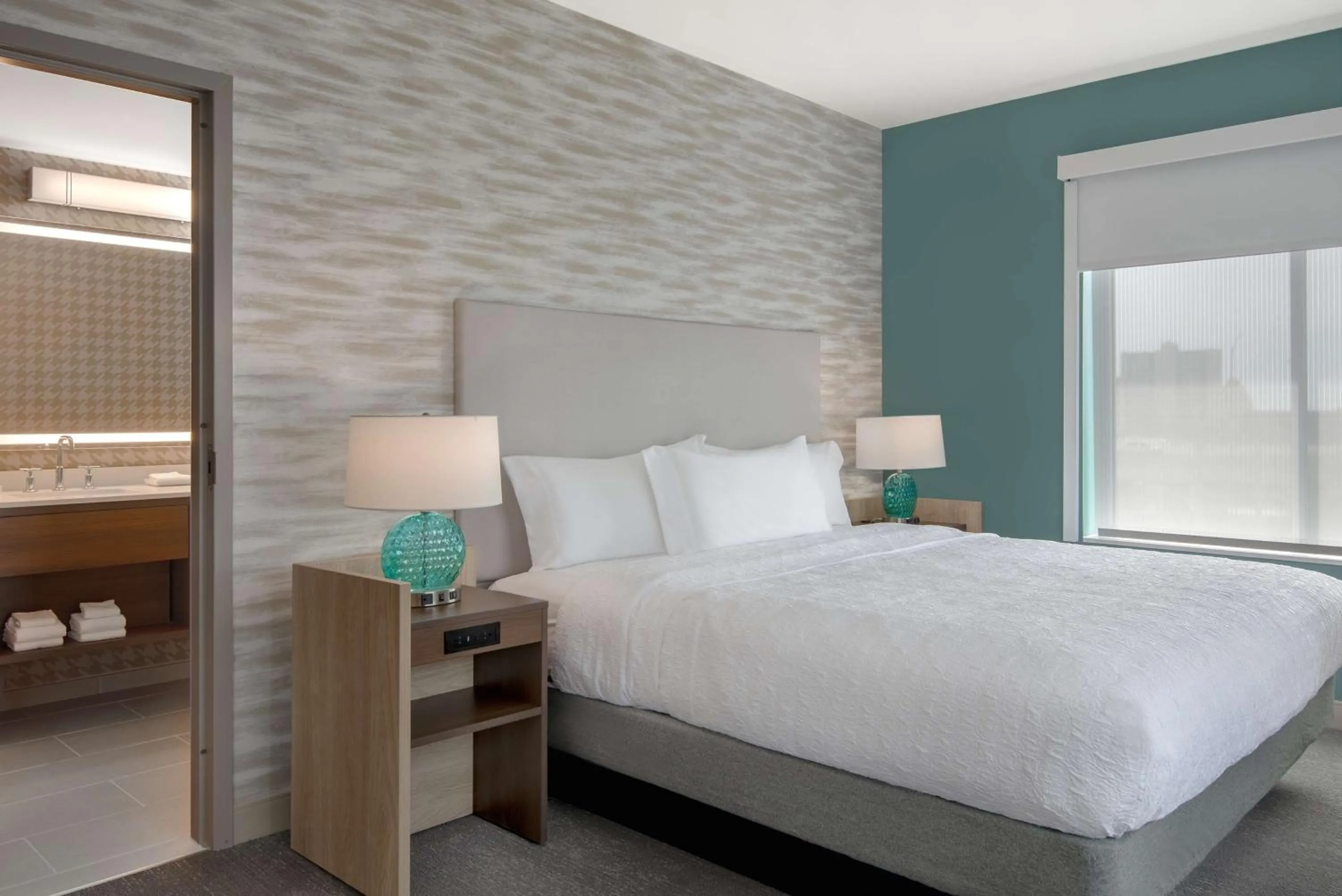 Bed in Home2 Suites By Hilton Jacksonville Downtown