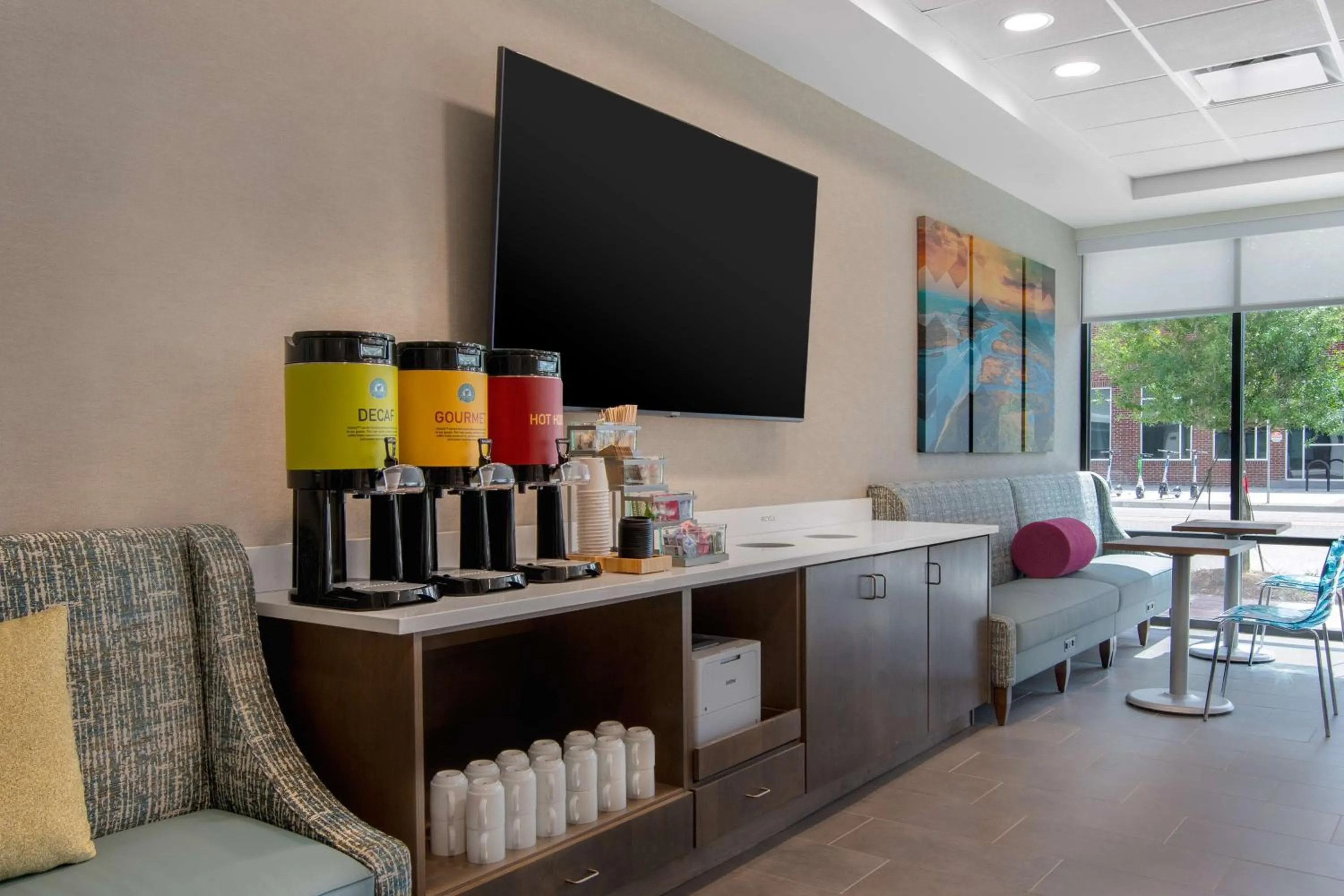 Dining area in Home2 Suites By Hilton Jacksonville Downtown