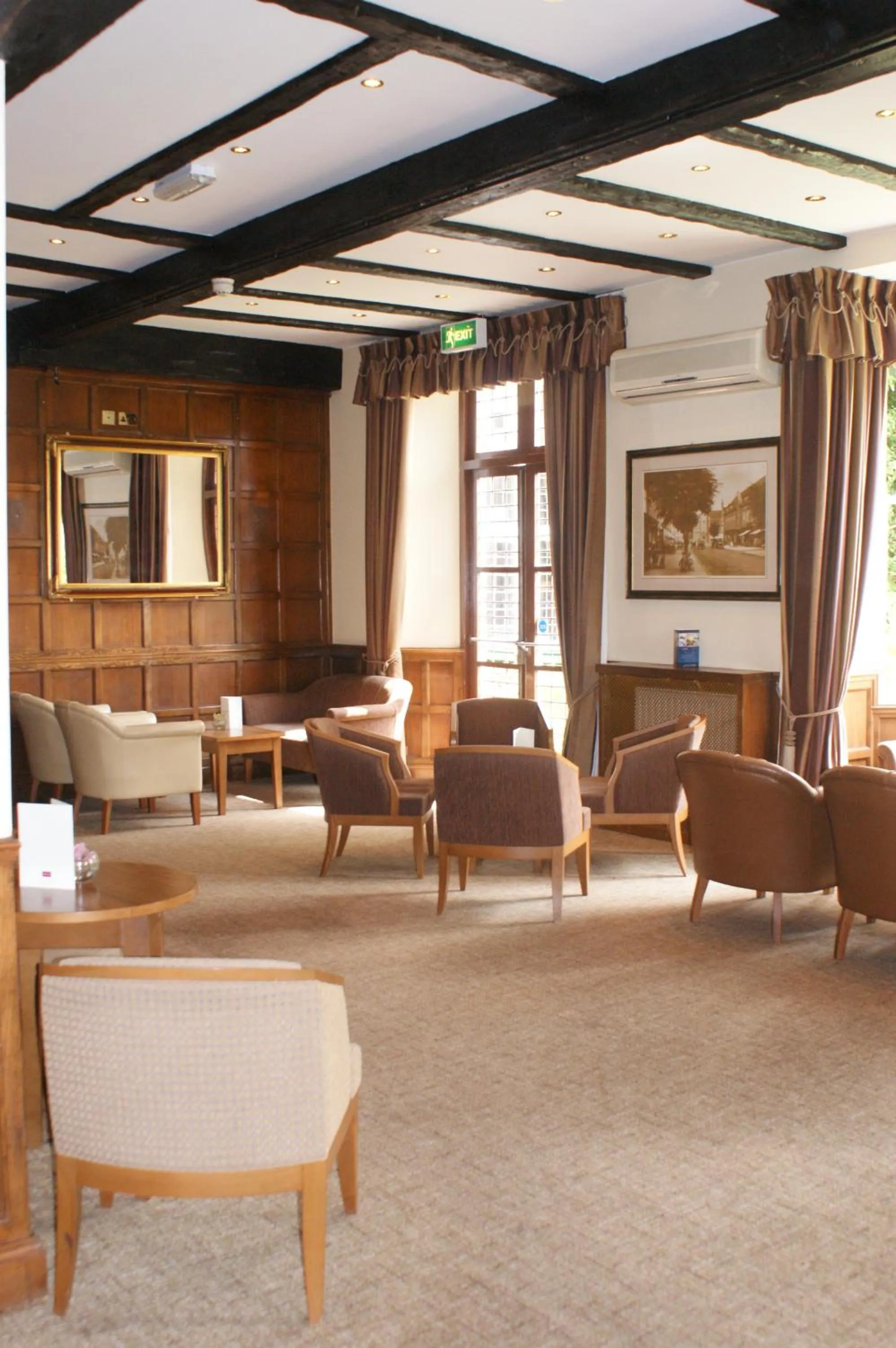 Lounge or bar in voco Letchworth Hall by IHG