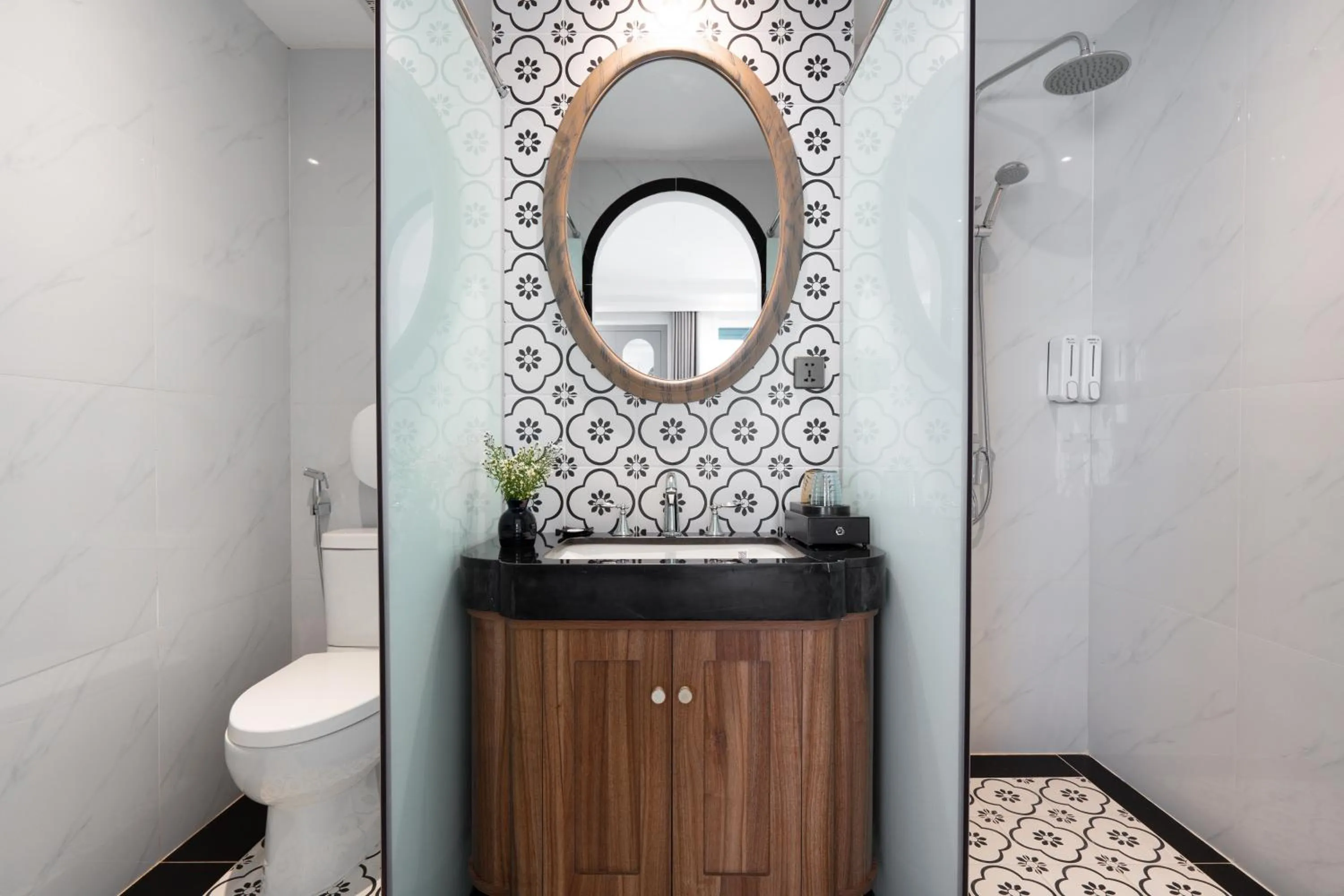 Shower in Pavillon Boutique Hotel & Apartment Nha Trang