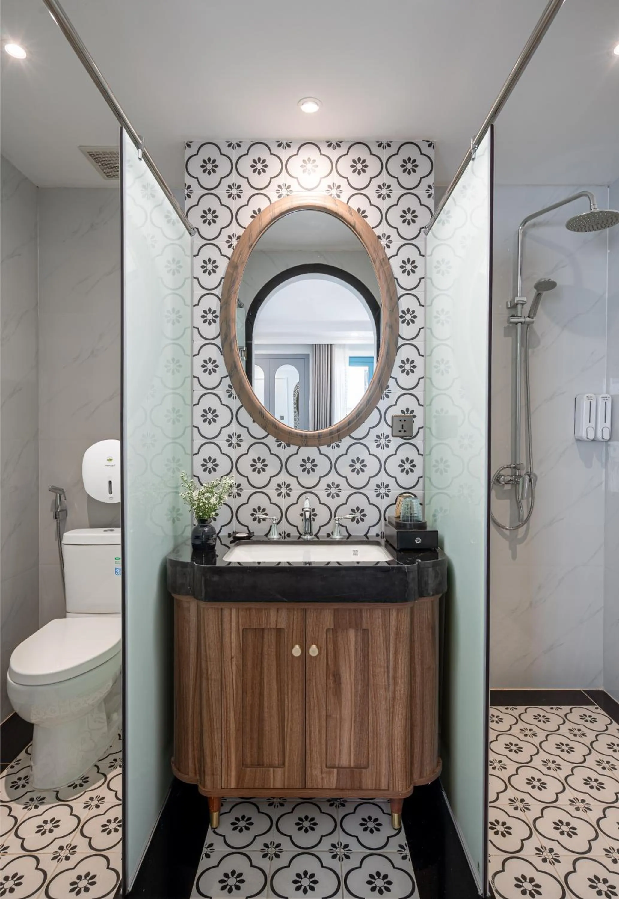 Toilet in Pavillon Boutique Hotel & Apartment Nha Trang