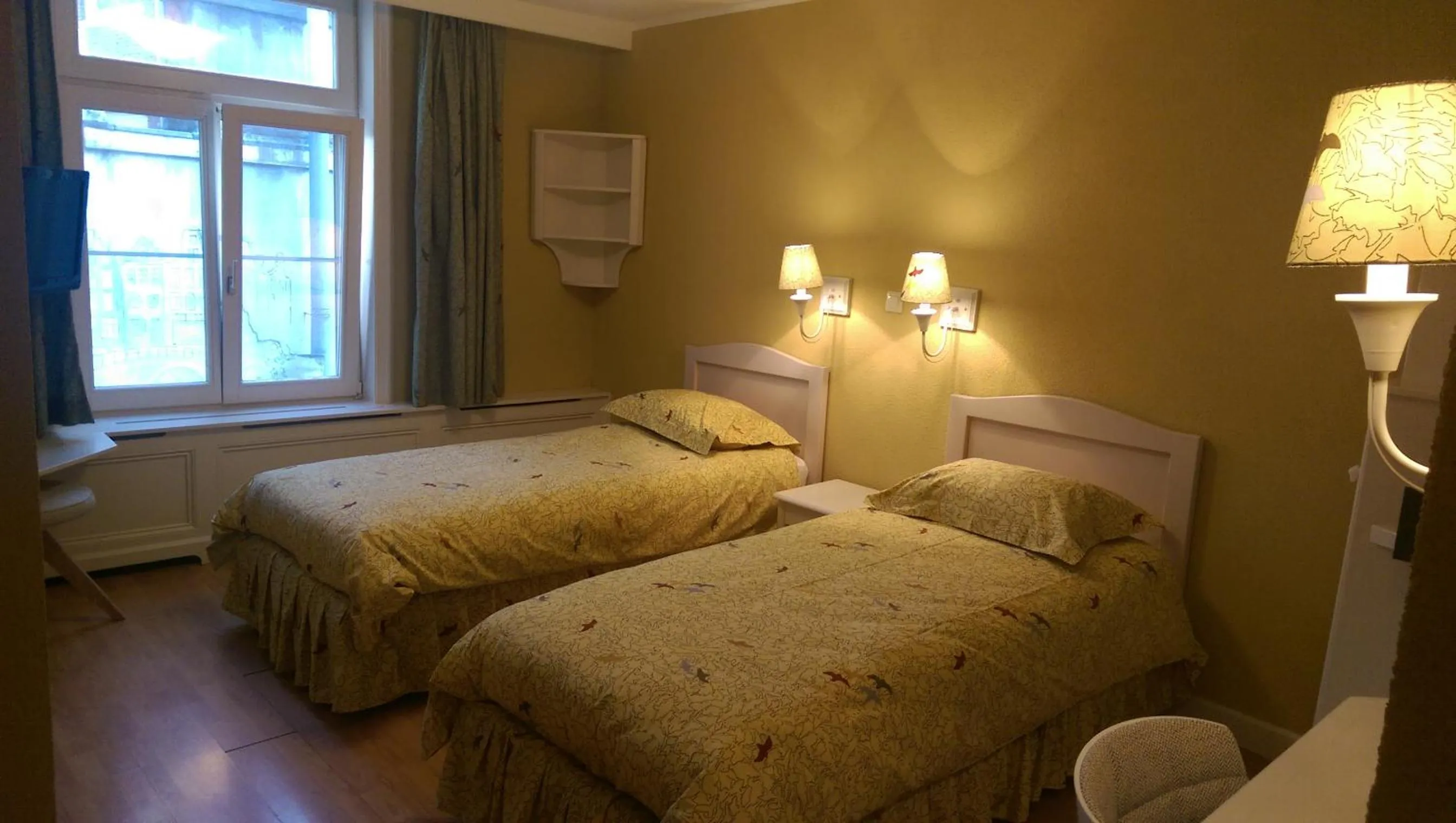 Inner courtyard view, Bed in Imperial Hotel Amsterdam