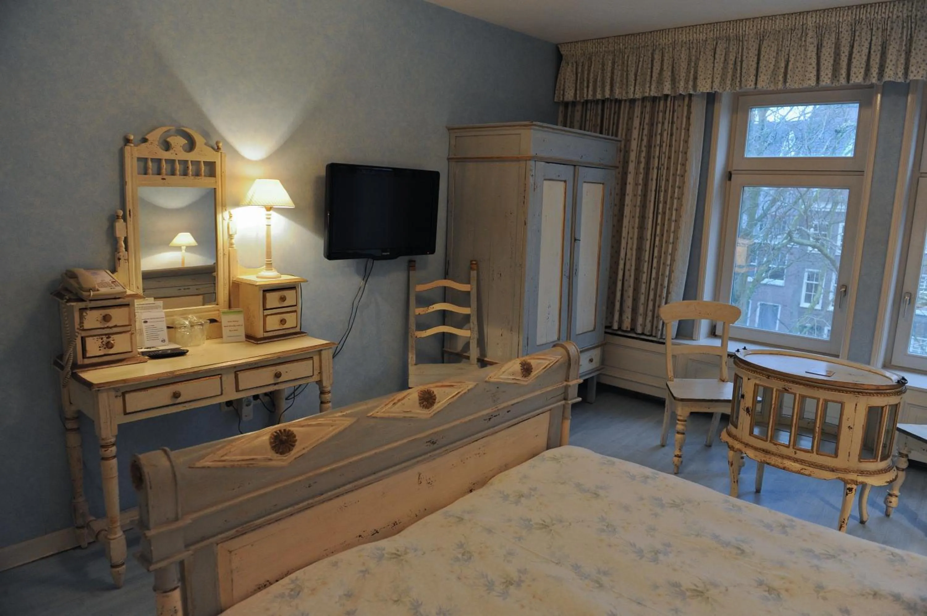 Photo of the whole room, Bed in Imperial Hotel Amsterdam