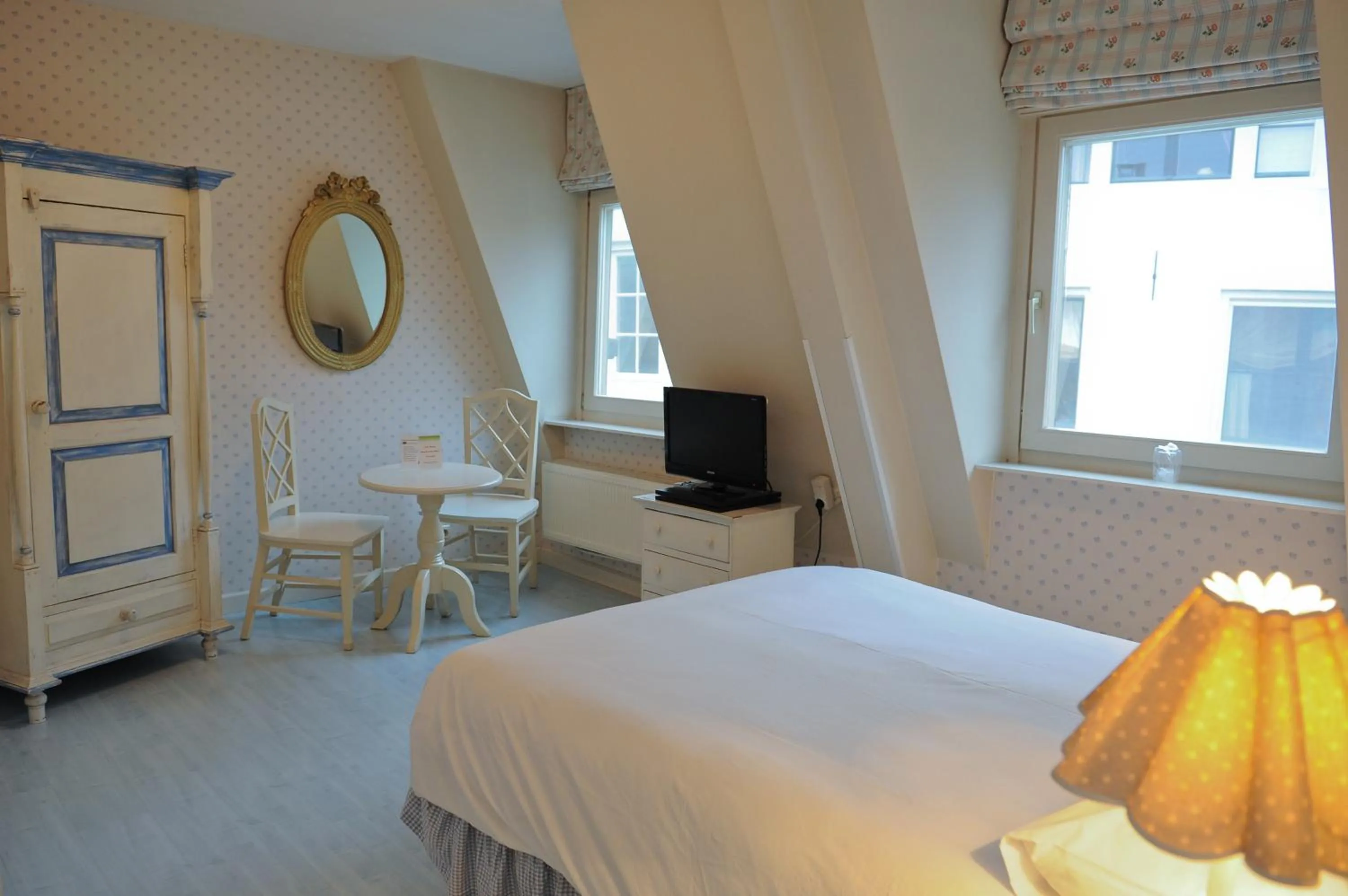 Quiet street view, Bed in Imperial Hotel Amsterdam