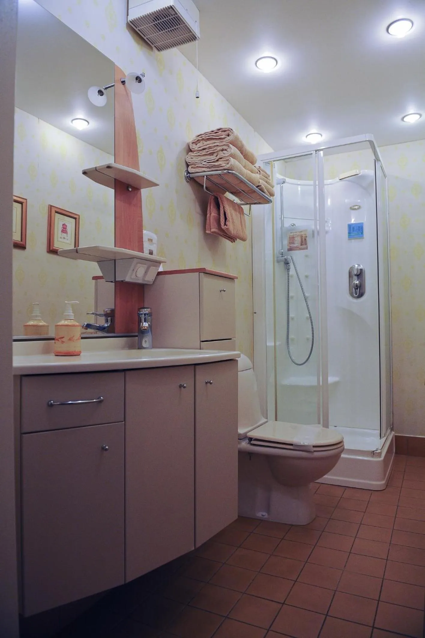 Bathroom in Imperial Hotel Amsterdam