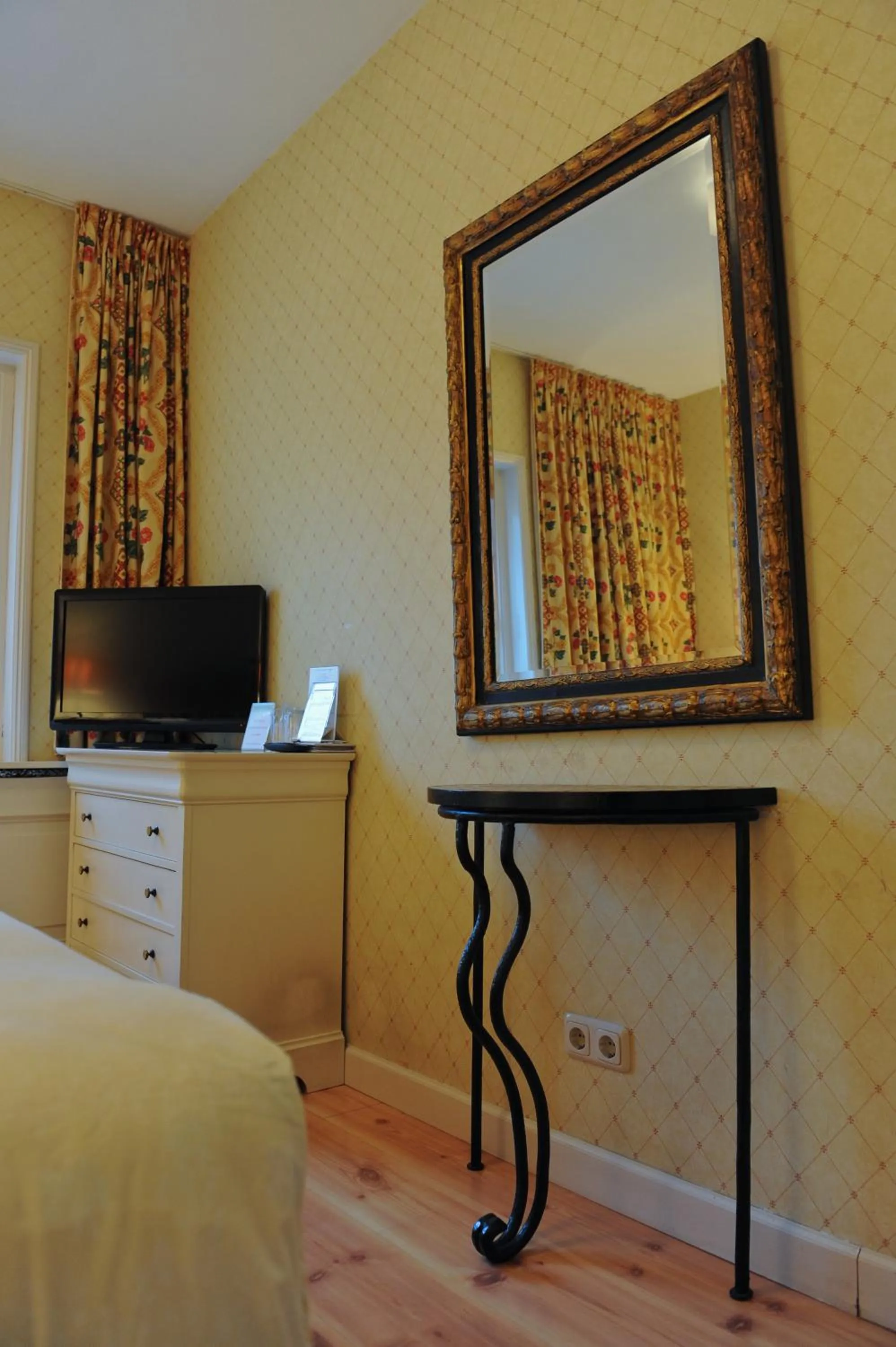 TV and multimedia, Bed in Imperial Hotel Amsterdam