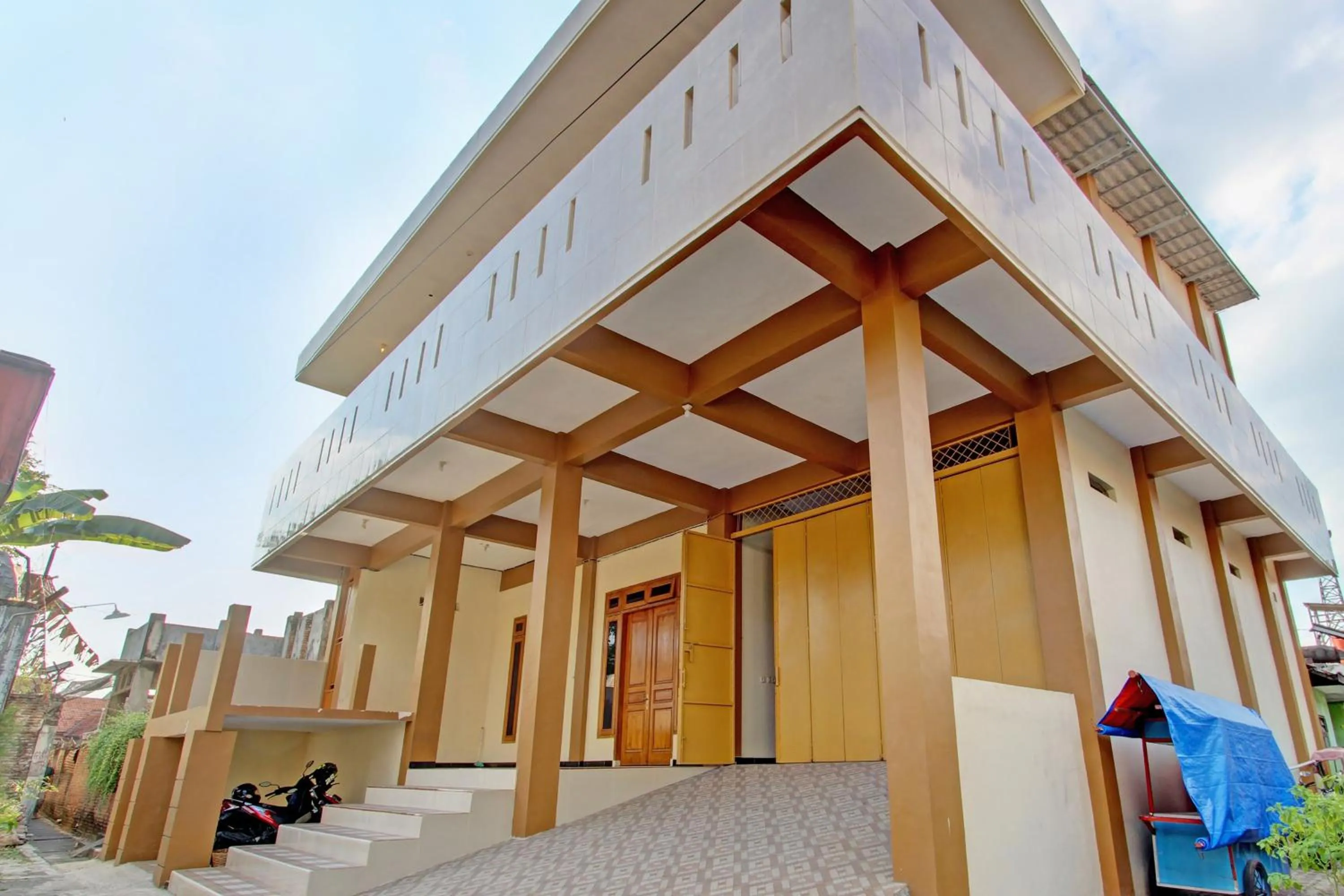 Facade/entrance in OYO Life 92812 Galih Kostel 2 Syariah