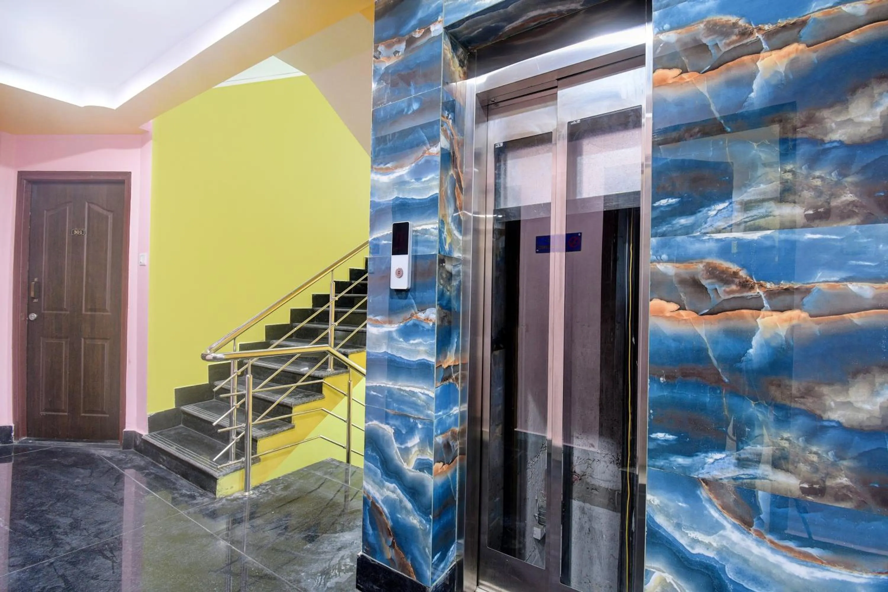 Lobby or reception in Super Hotel O Mahal And Restaurant Kanchrapara