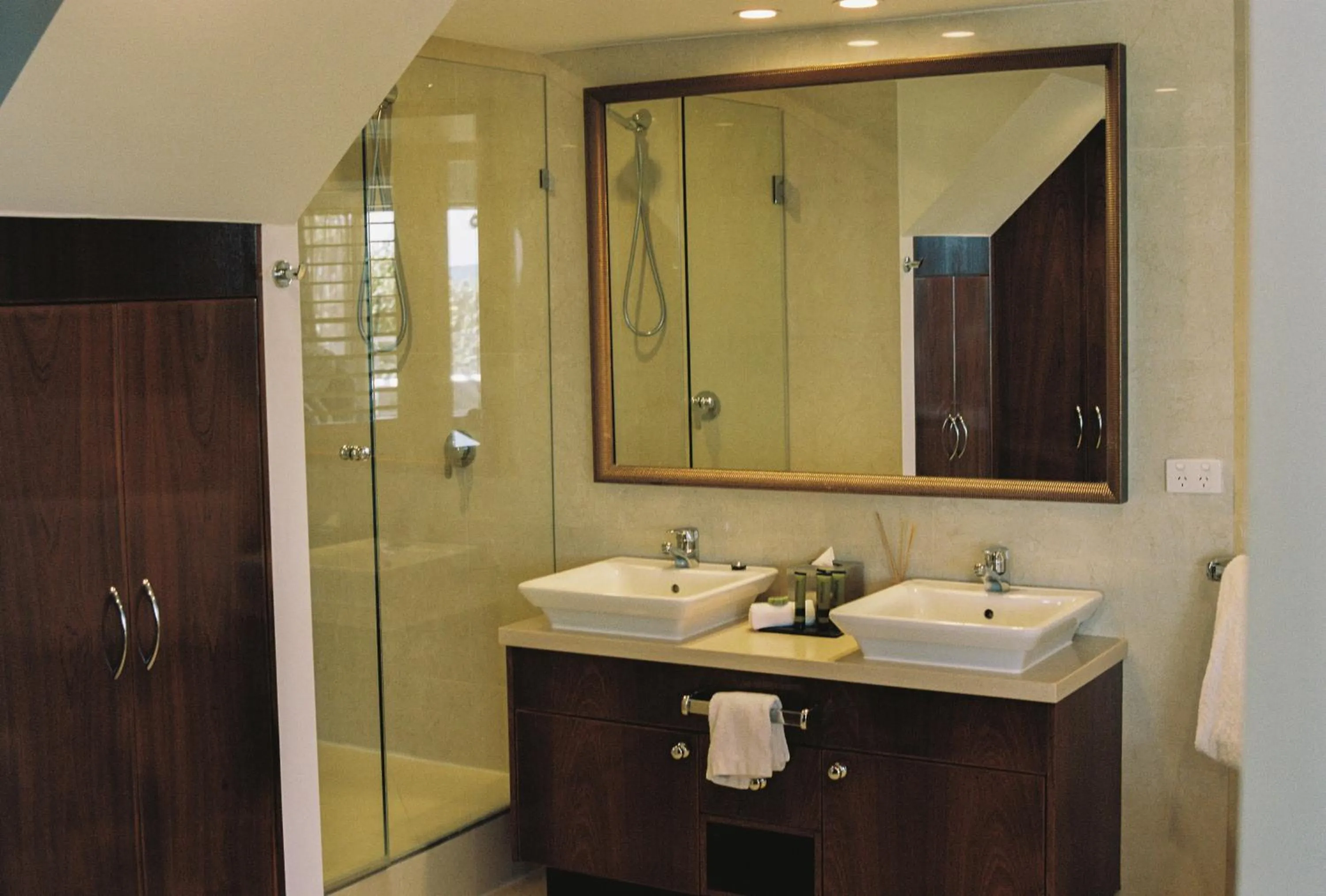 Bathroom in 71 Hastings Street - Beachfront