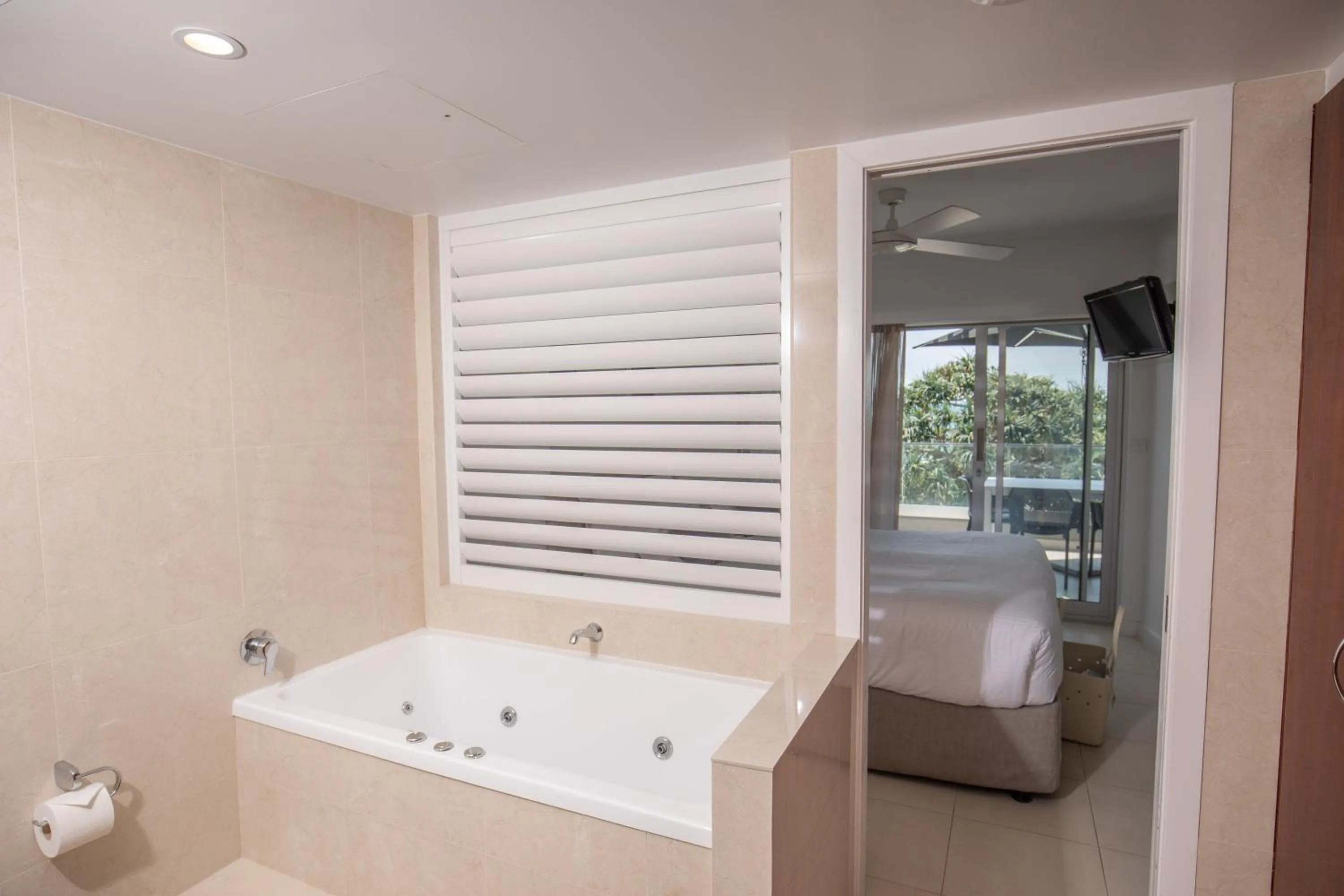 Hot Tub in 71 Hastings Street - Beachfront