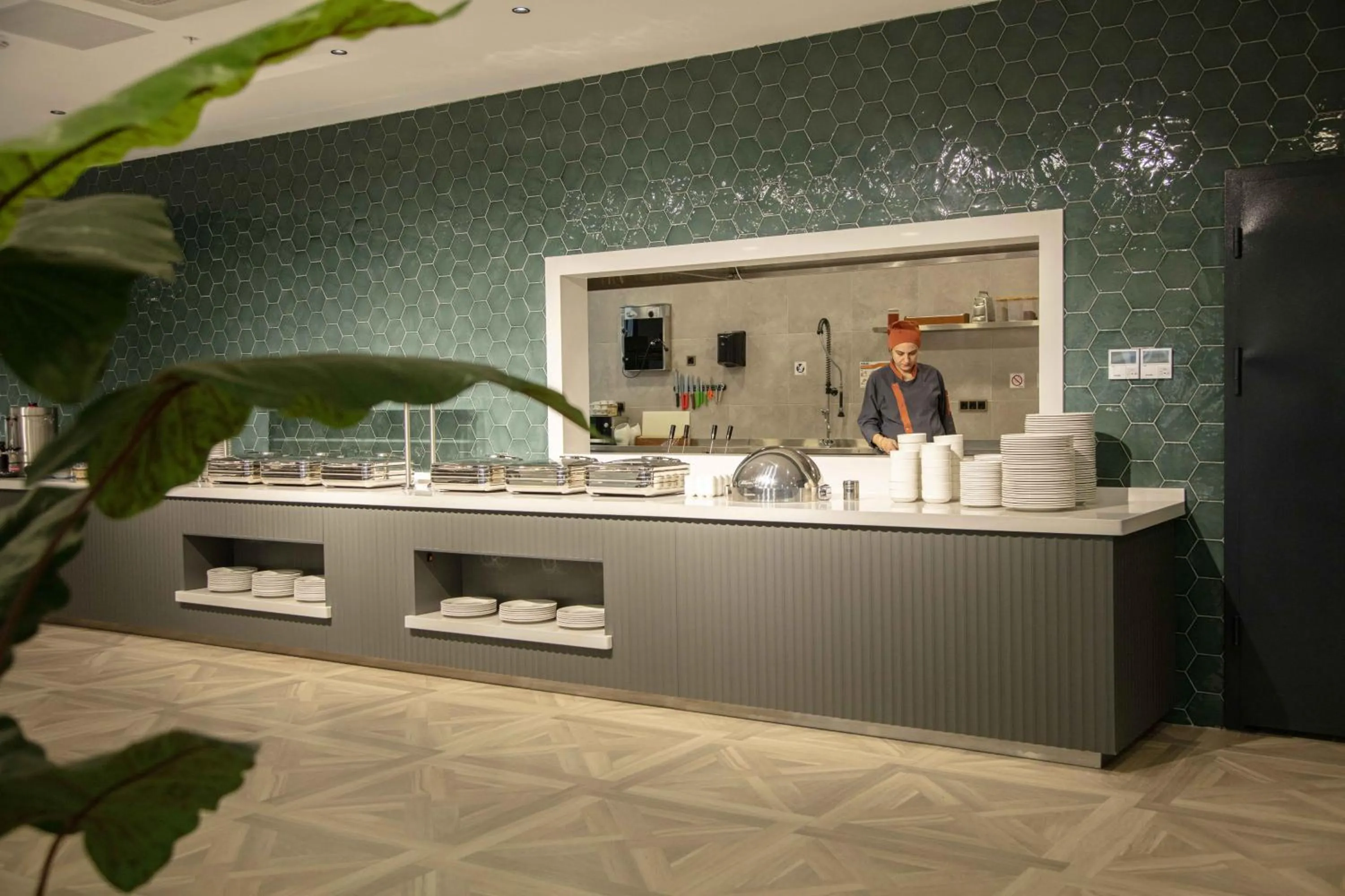 Restaurant/places to eat in V Center Hotel