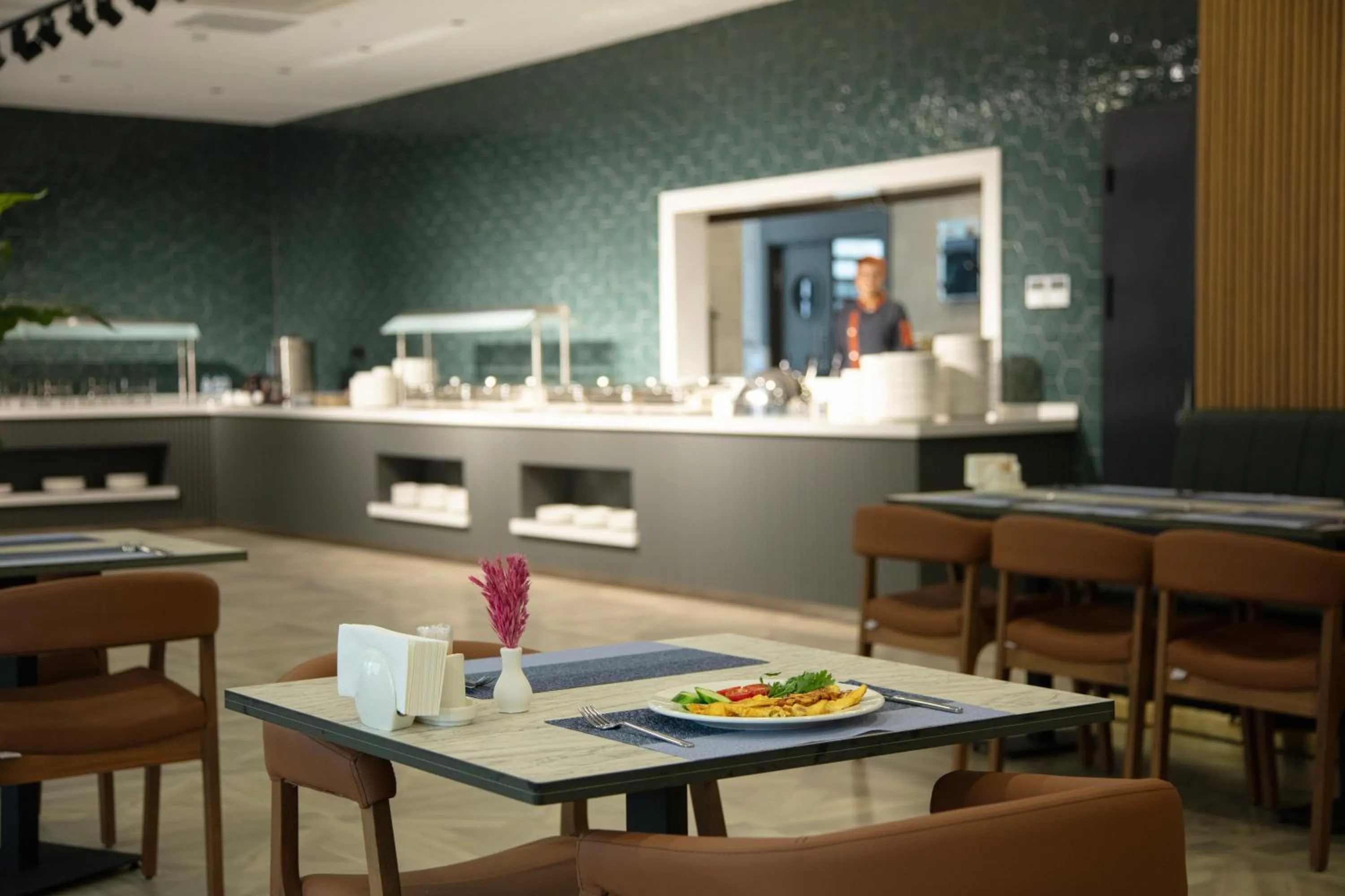 Restaurant/places to eat in V Center Hotel