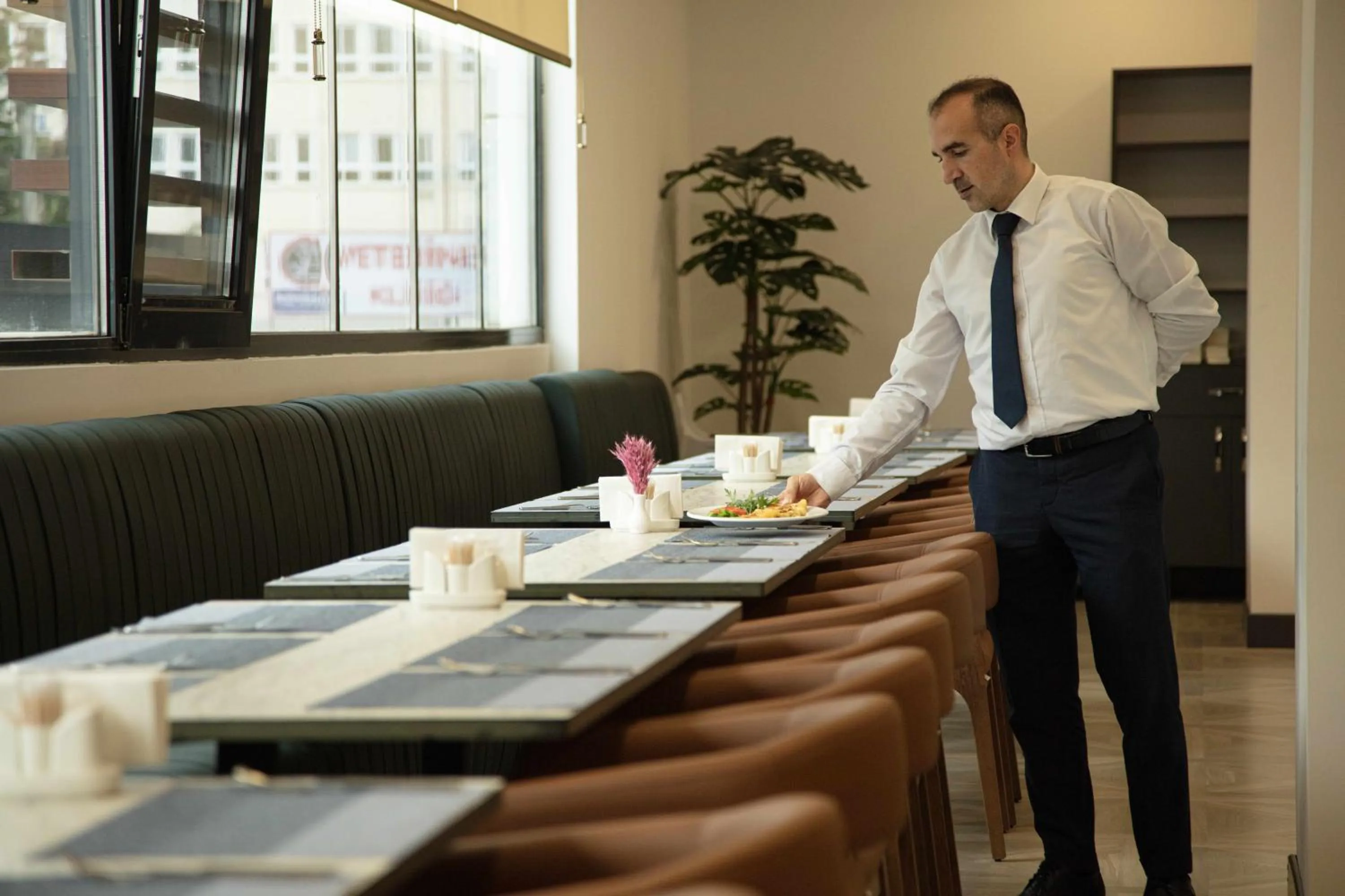 Restaurant/places to eat in V Center Hotel