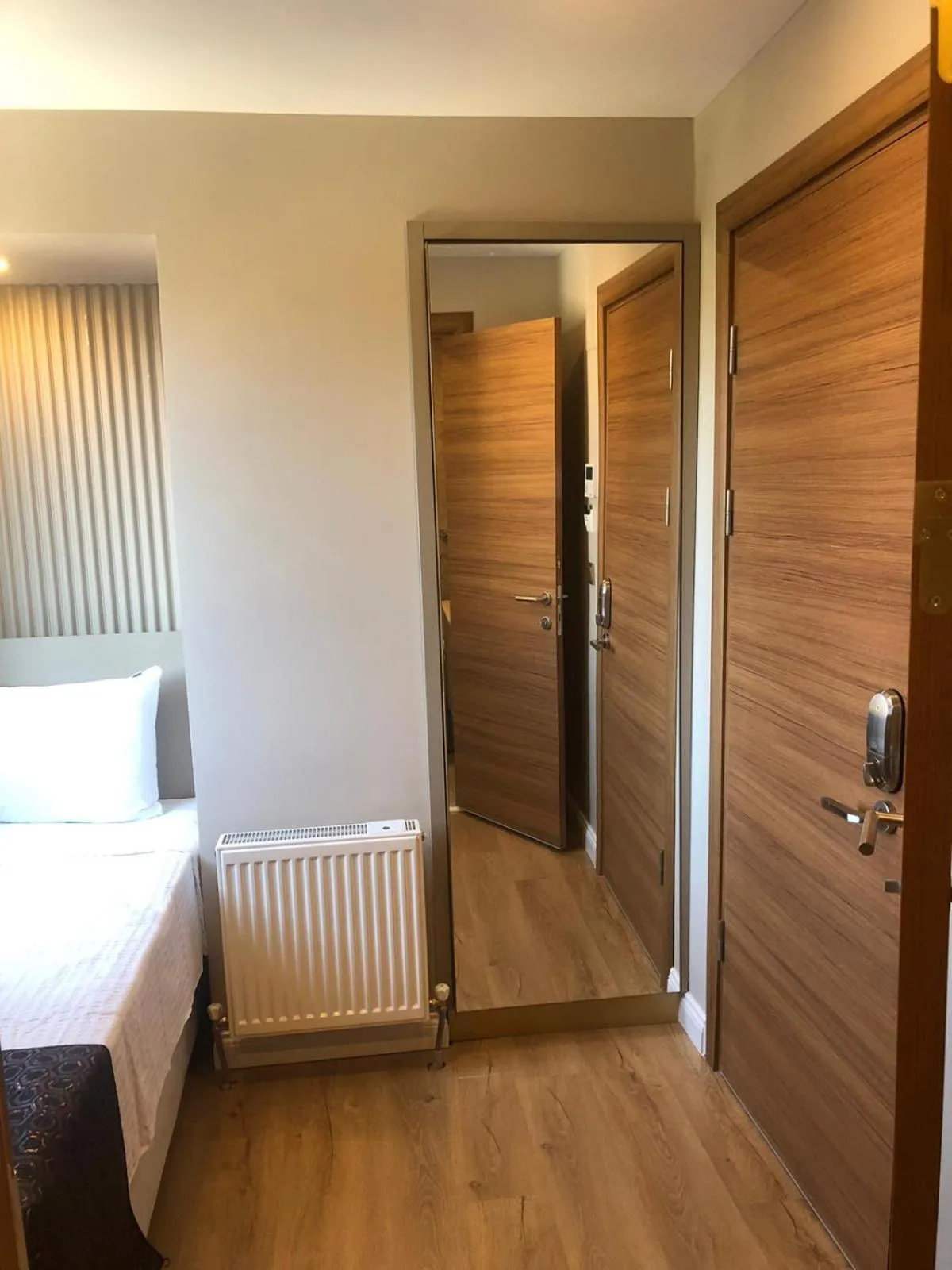 wardrobe, Bed in Grand İska Palace