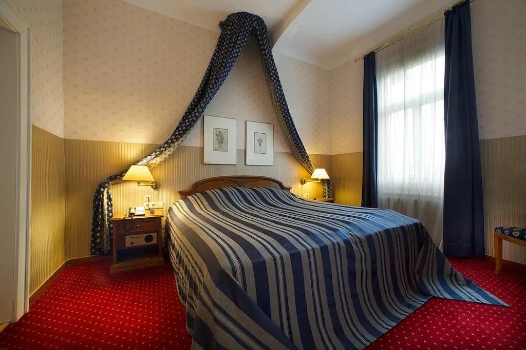 Bed in Hotel Sächsischer Hof