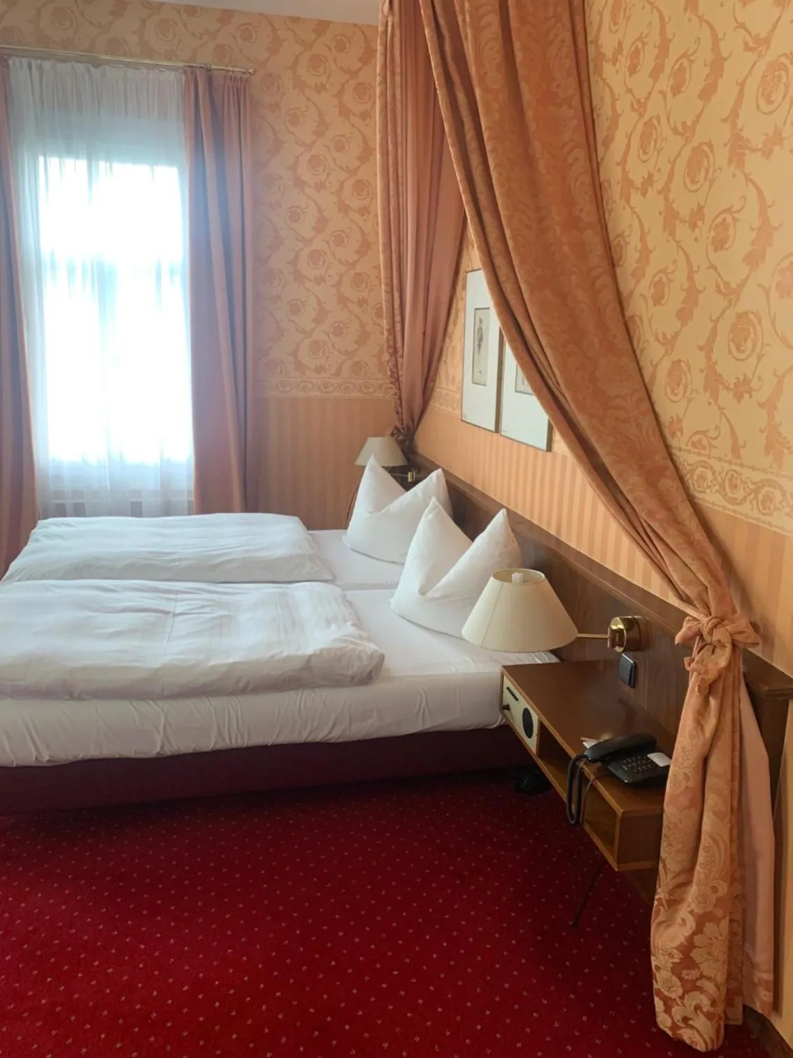 Bed in Hotel Sächsischer Hof