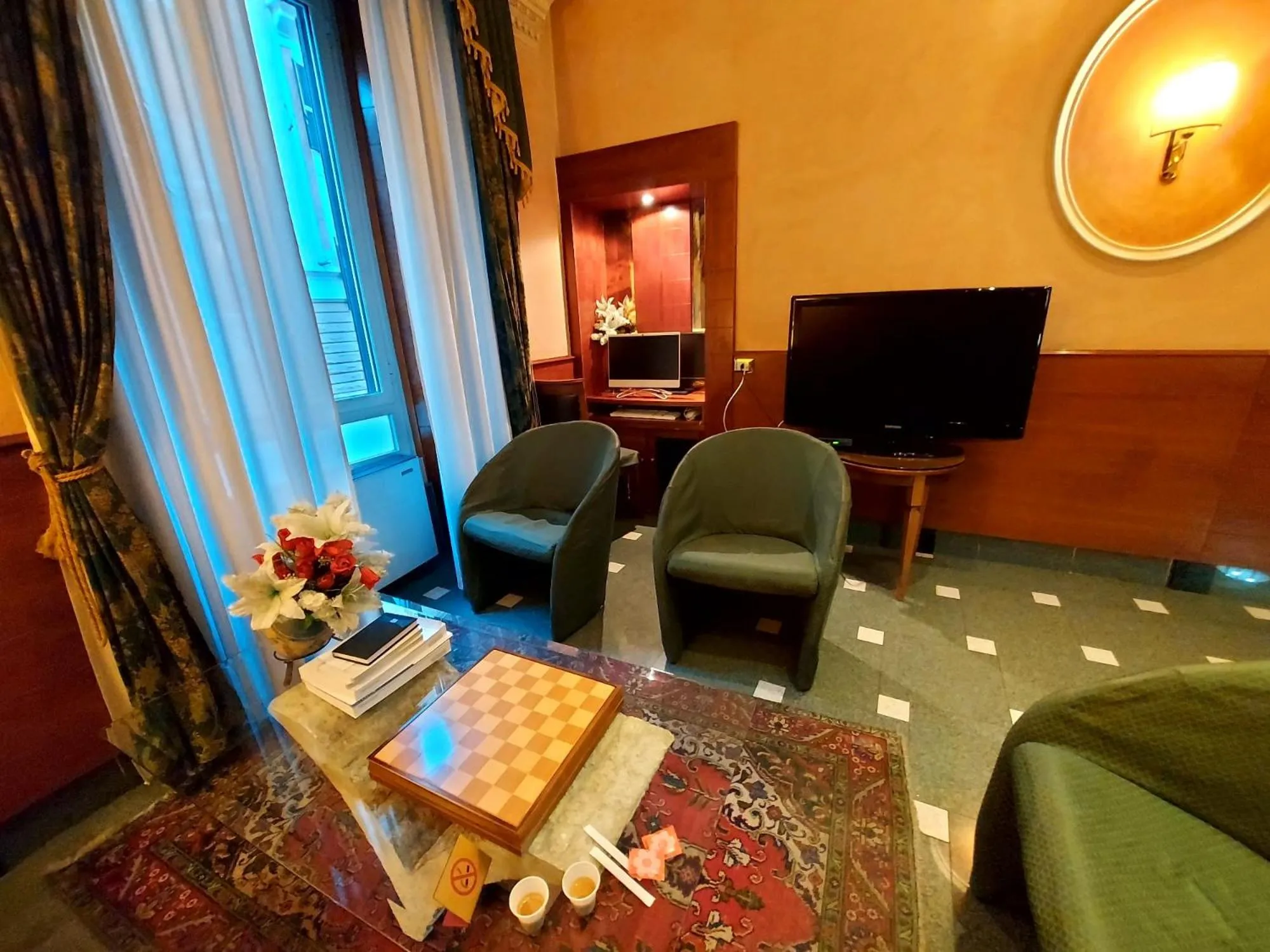 Communal lounge/ TV room in Hotel Positano 2