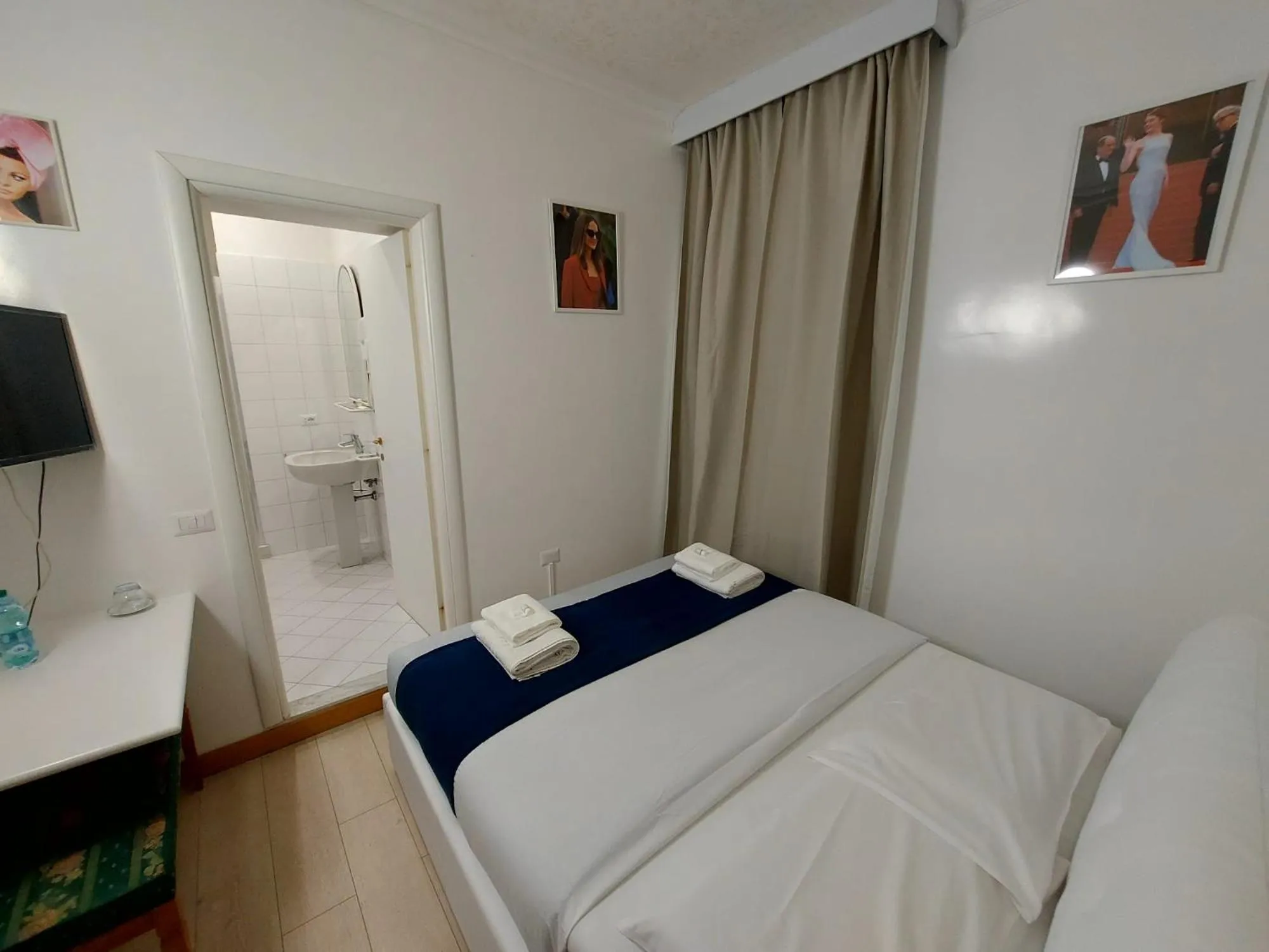 Bathroom, Bed in Hotel Positano 2