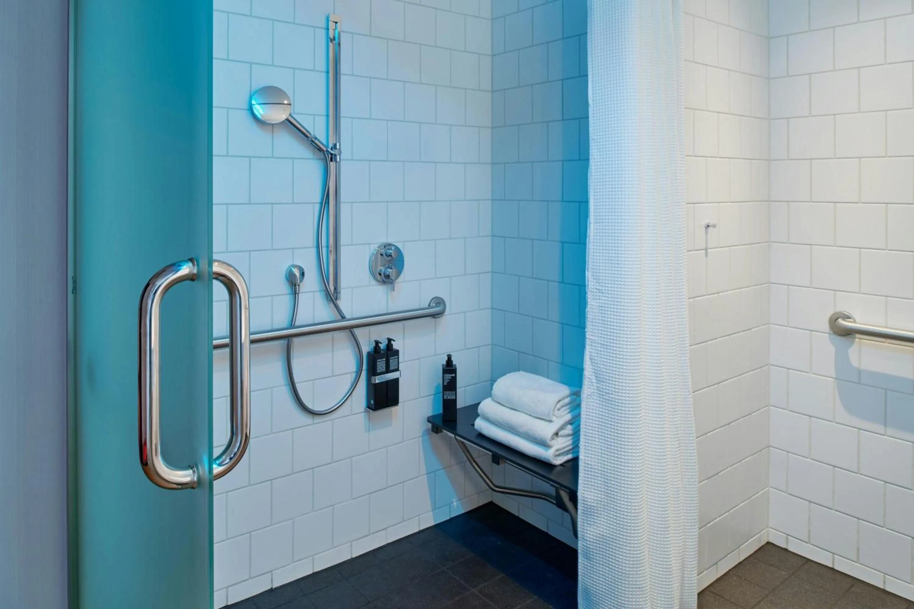 Photo of the whole room in citizenM Menlo Park