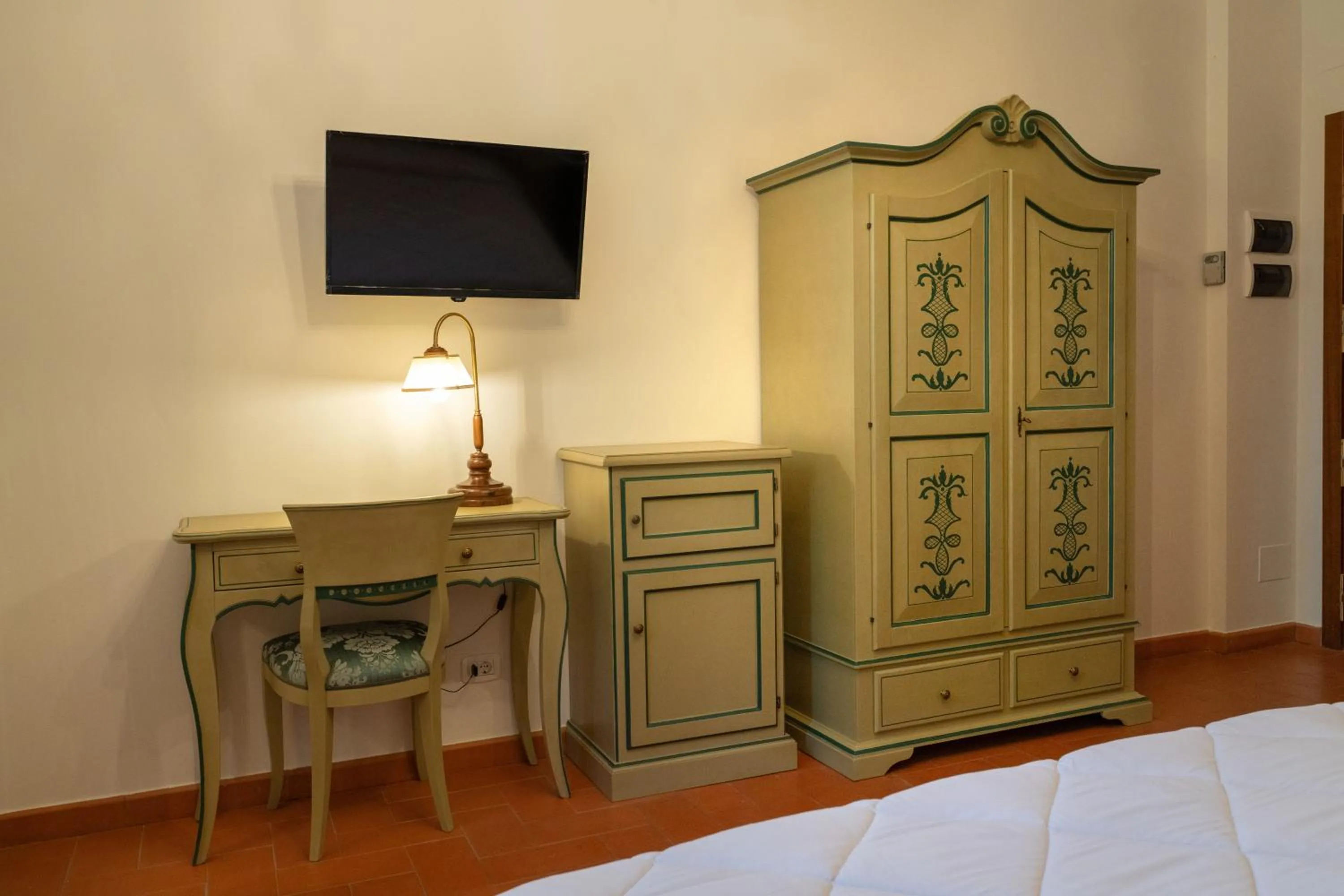 hair dresser, Bed in Hotel Rifugio la Foresta