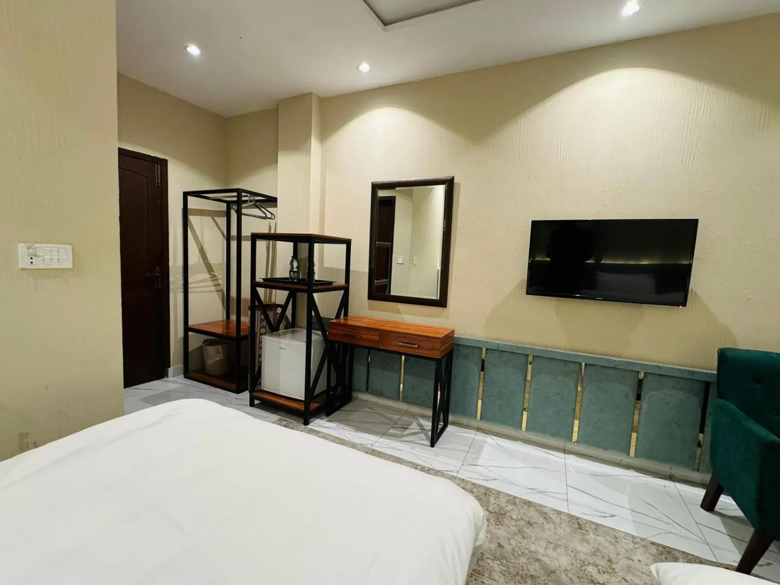 Bed in Shelton Boulevard Hotel Lahore