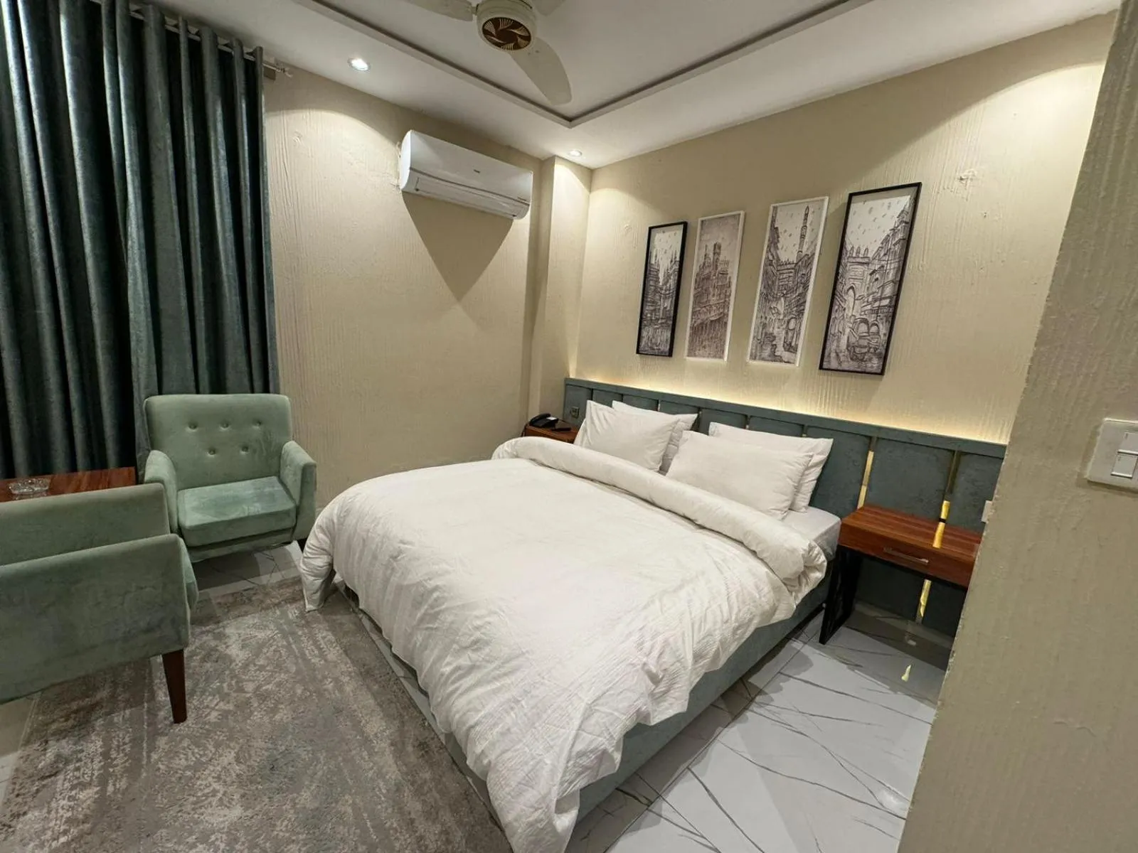 Bed in Shelton Boulevard Hotel Lahore