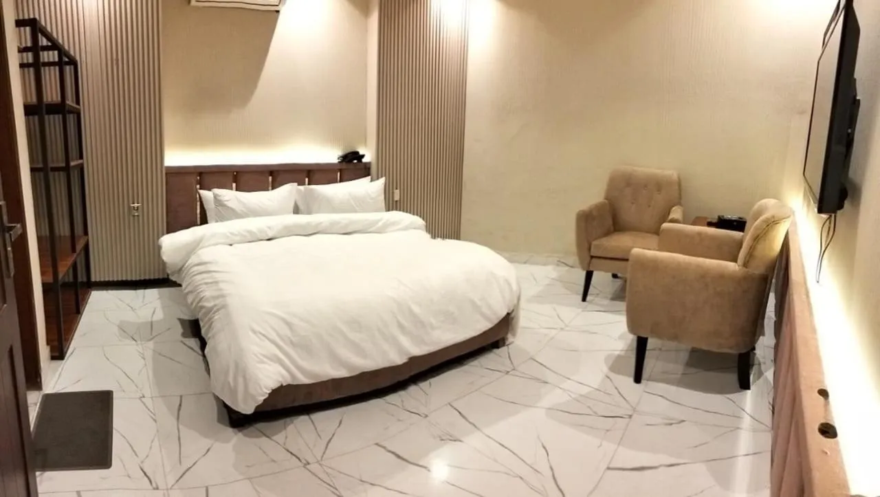 Bed in Shelton Boulevard Hotel Lahore