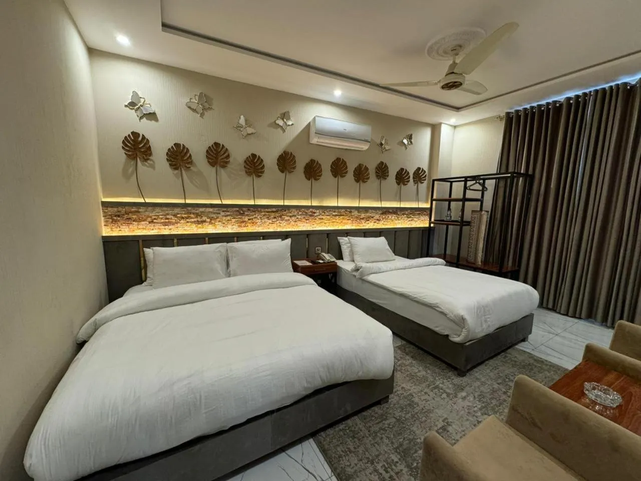 Bed in Shelton Boulevard Hotel Lahore